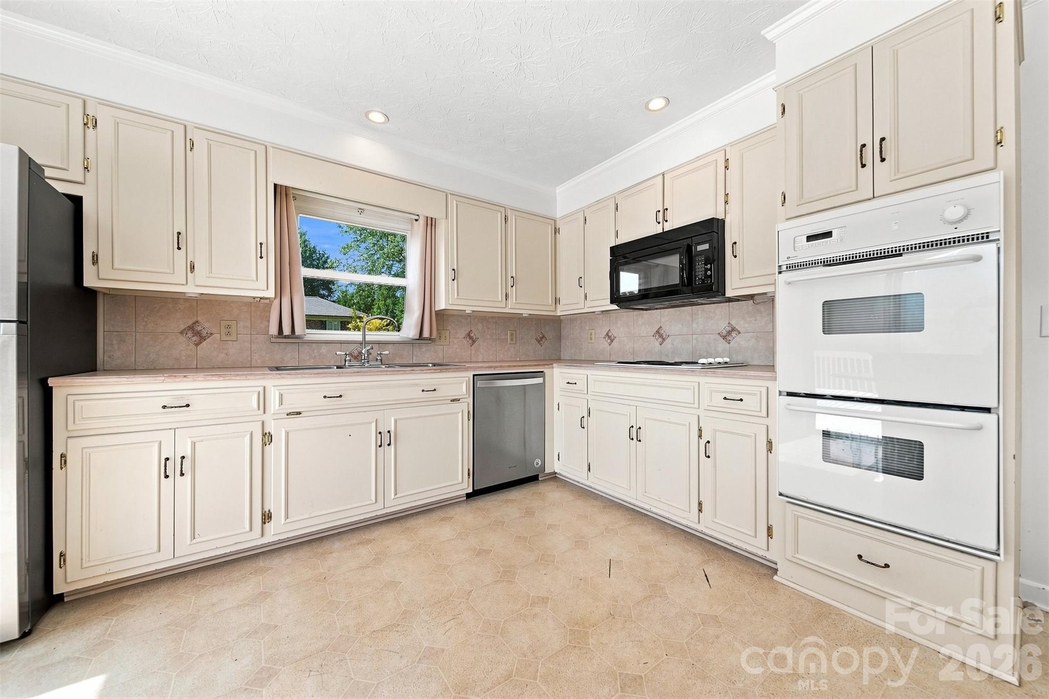 2796 Lakeview Drive — Lenoir