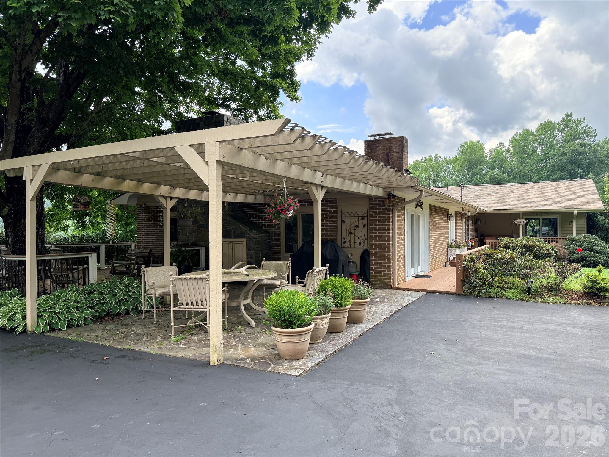 455 Avery Lane — Newland