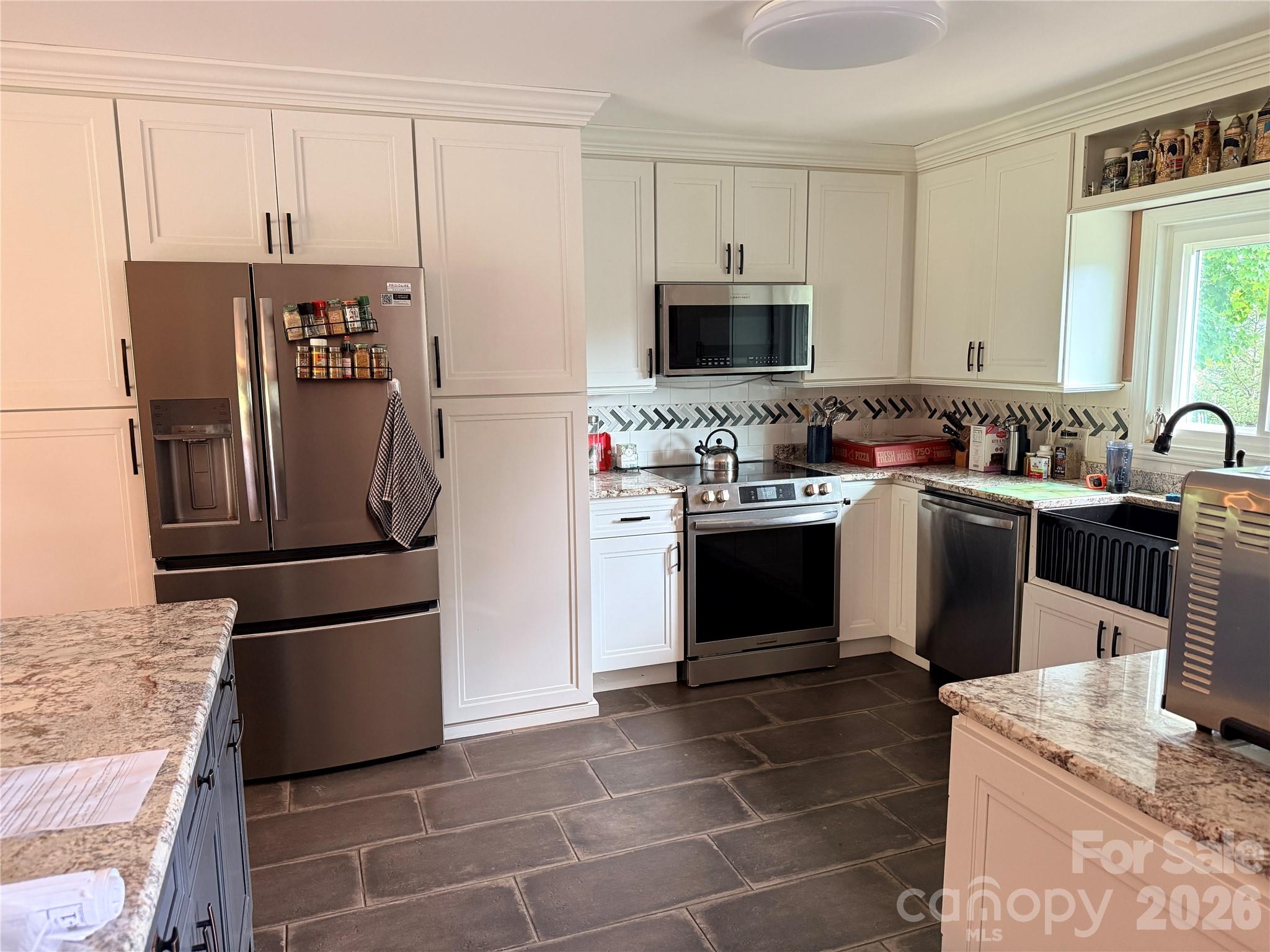 455 Avery Lane — Newland