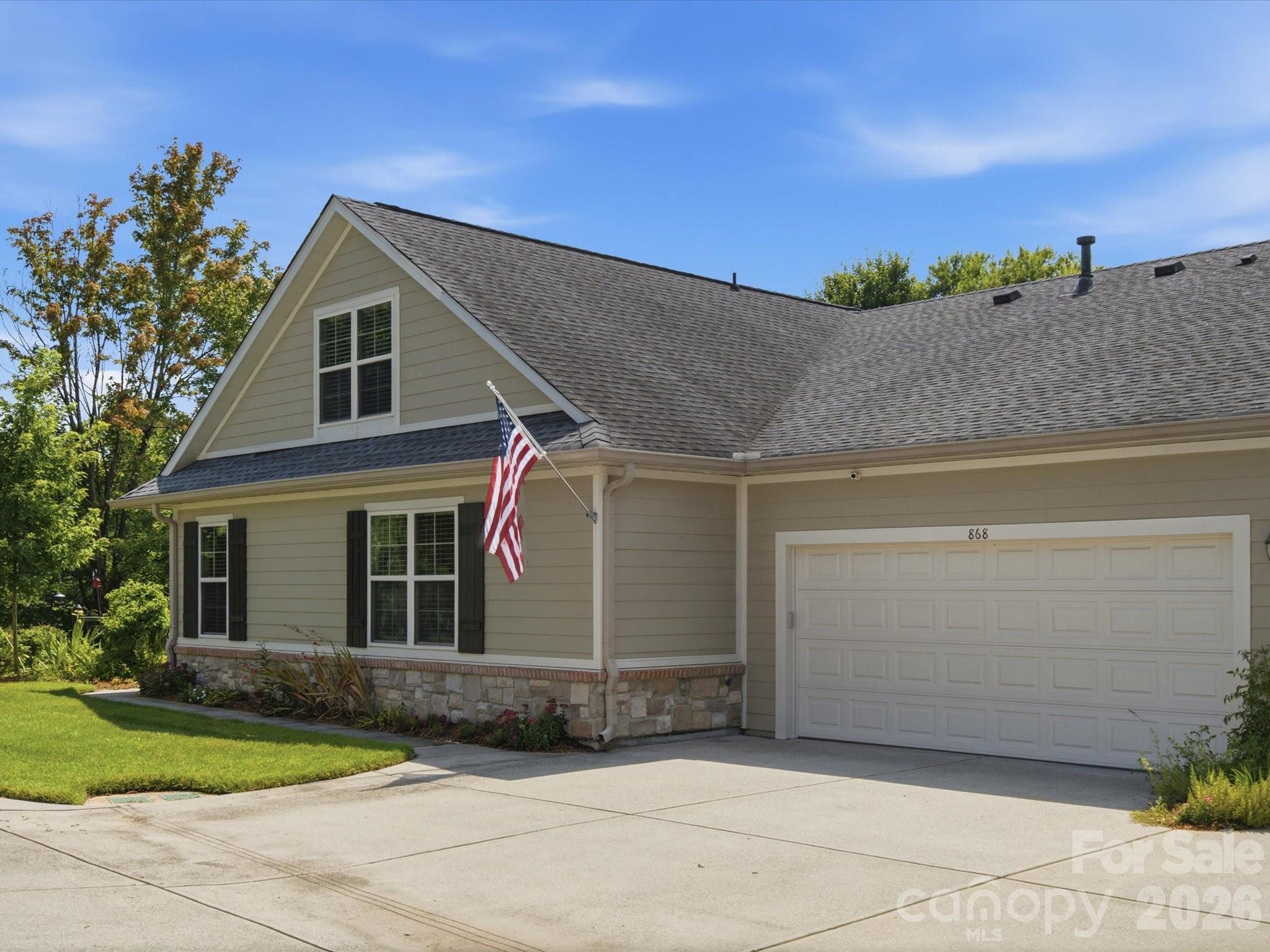 868 Ledgestone Court — Tega Cay