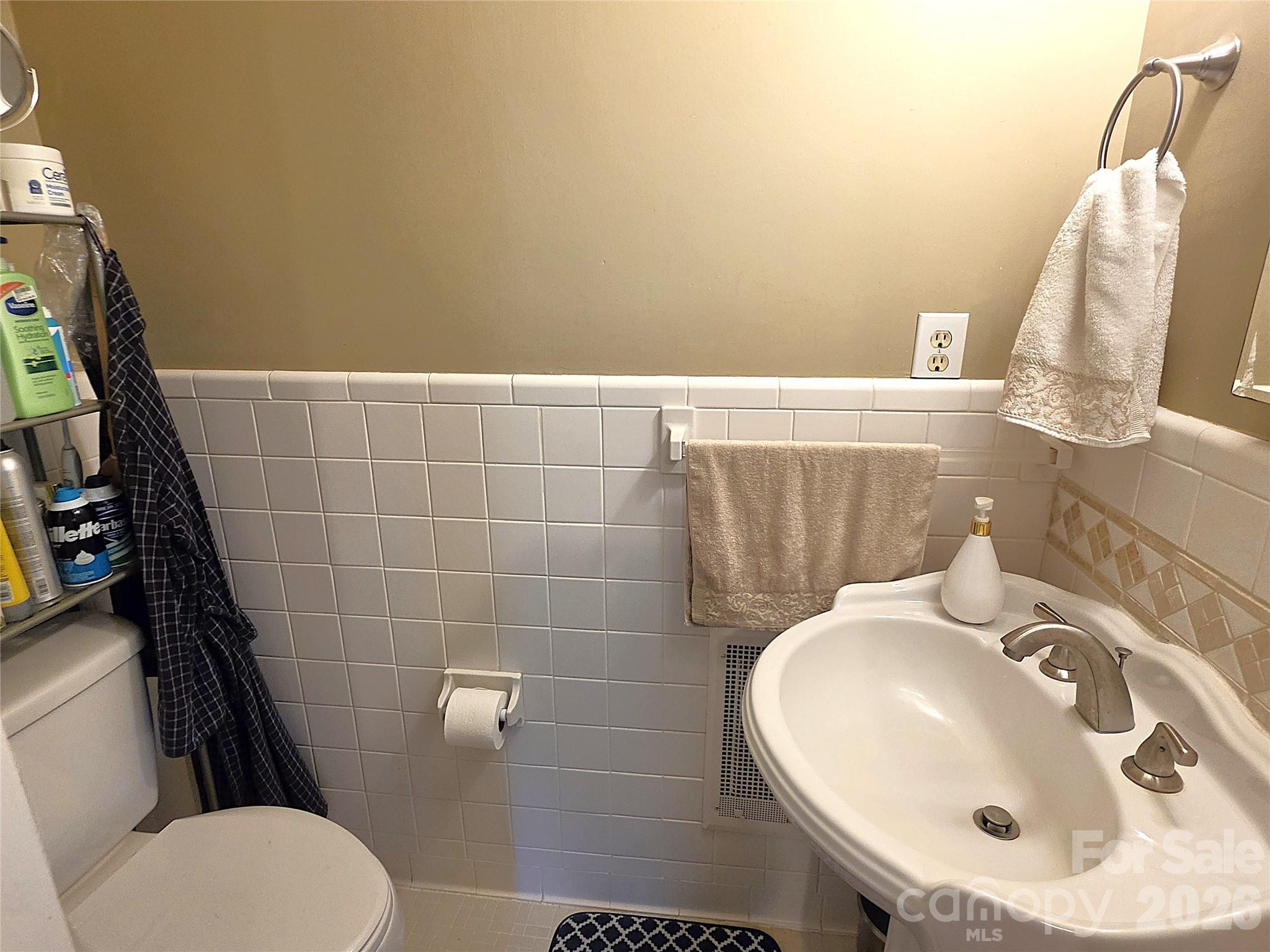 2925 4th Street Drive NE — Hickory
