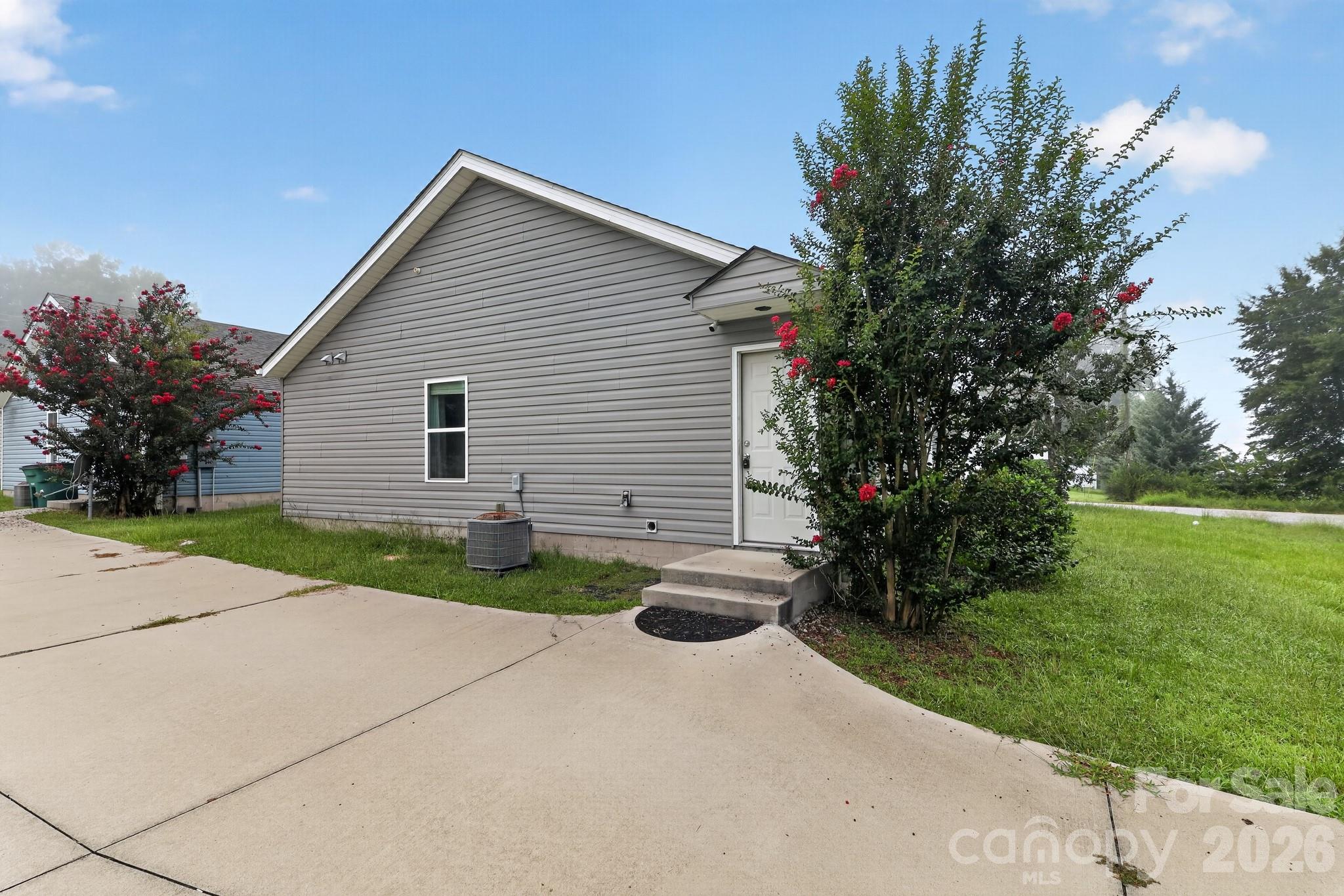 206 Dillon Drive — Clinton