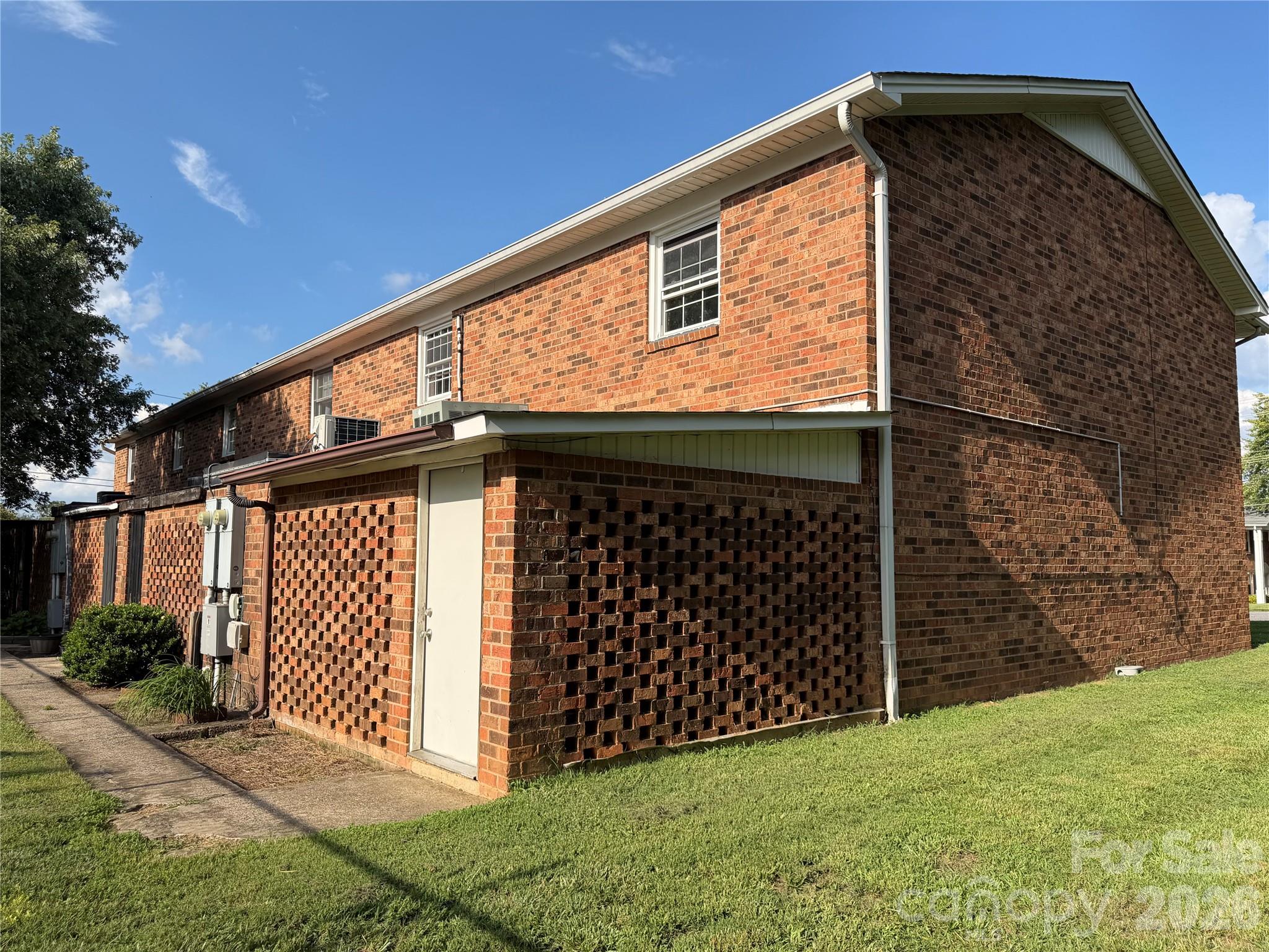 155 NW 17th Street NW #F1 — Hickory