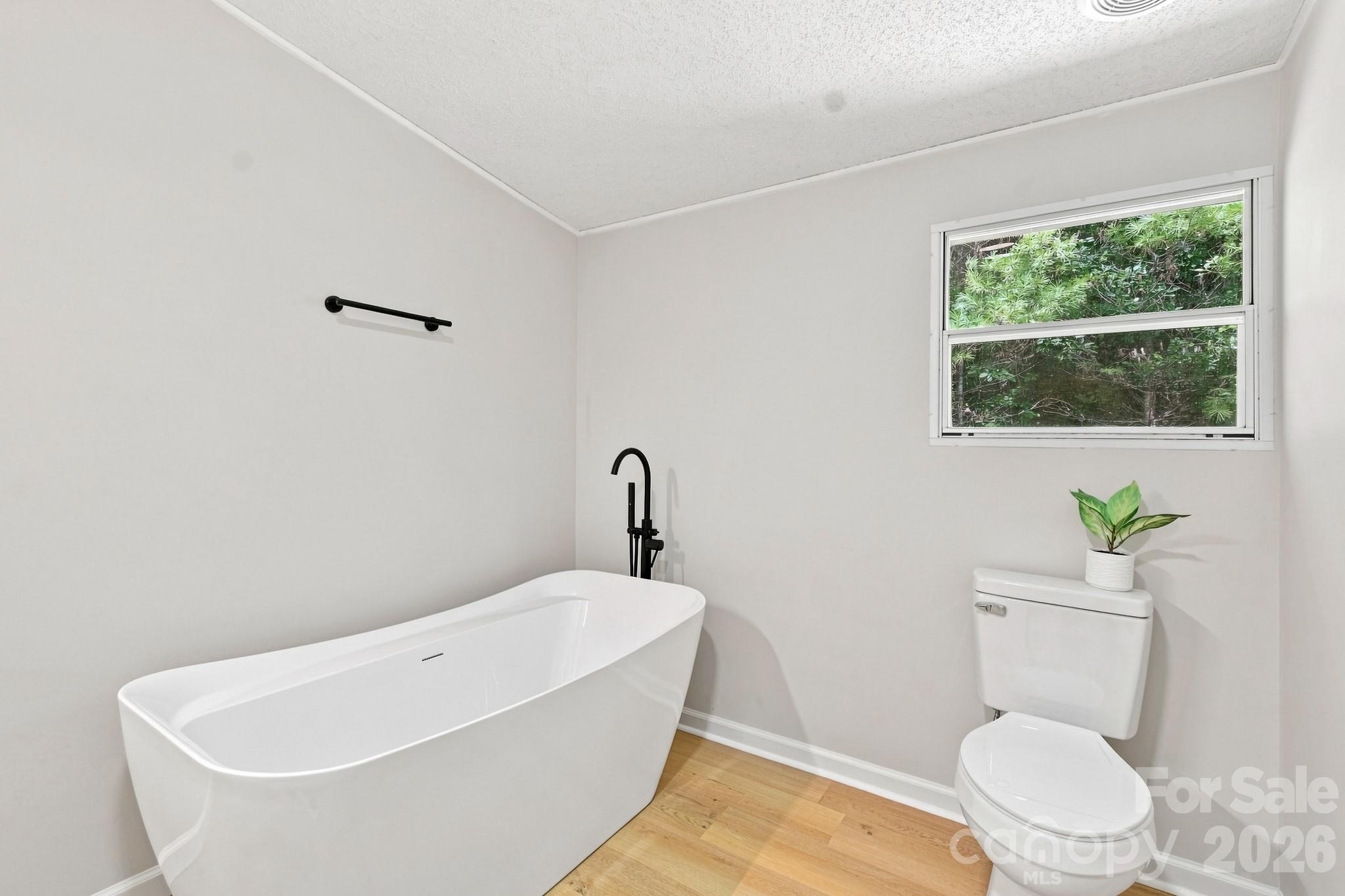 190 Pinewood Knoll Drive — Hendersonville