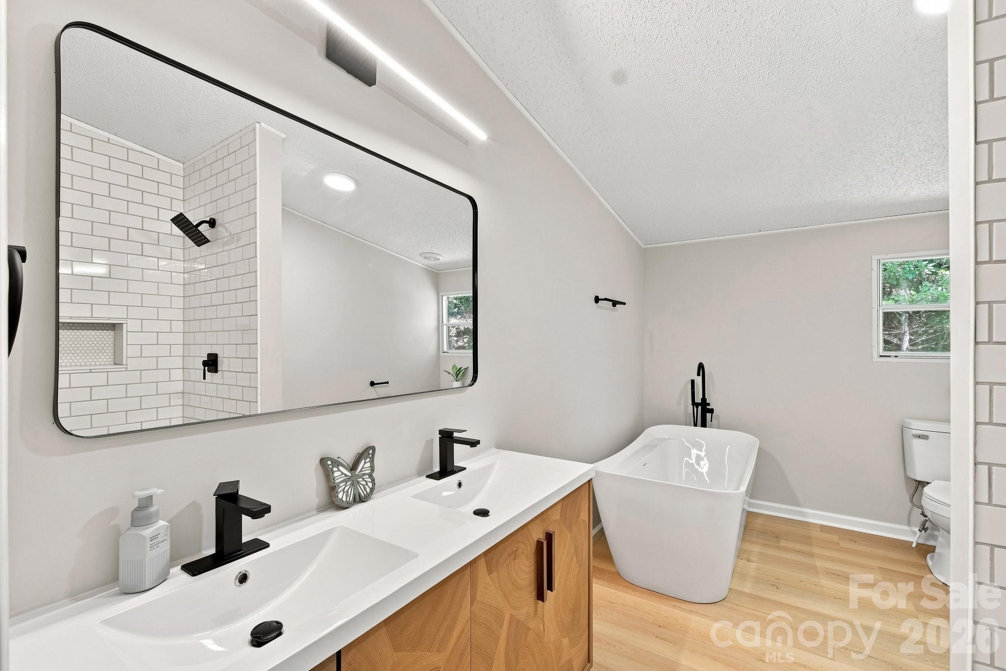 190 Pinewood Knoll Drive — Hendersonville