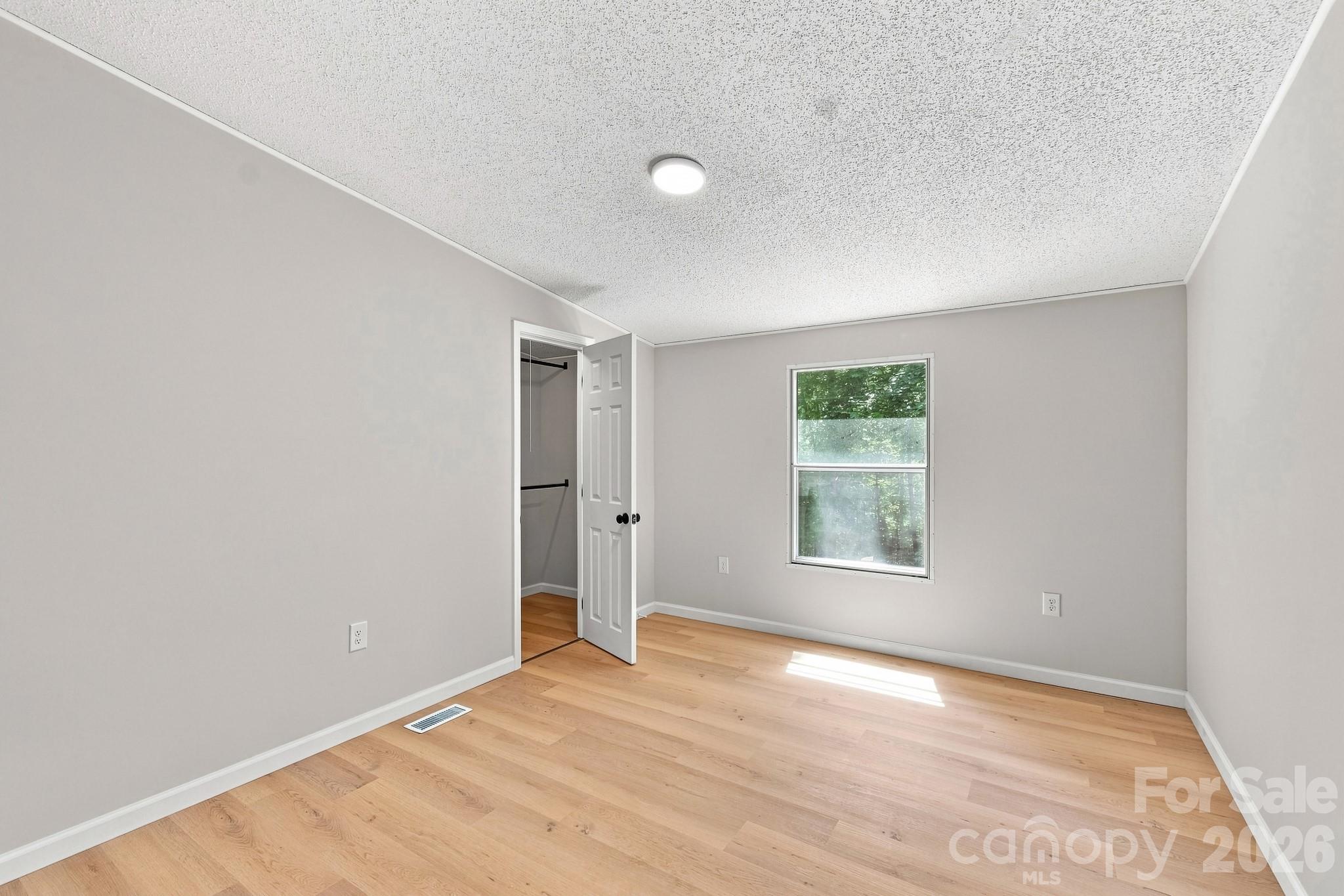 190 Pinewood Knoll Drive — Hendersonville