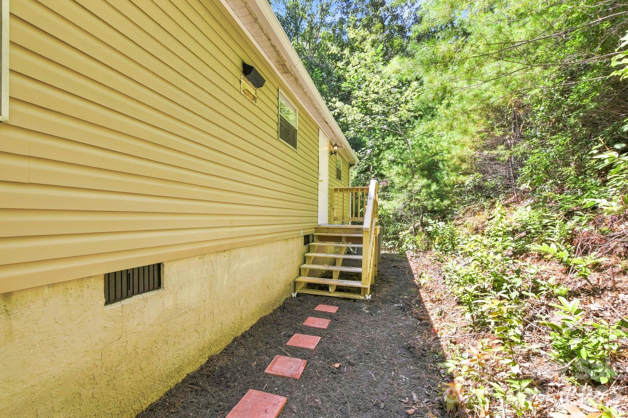 190 Pinewood Knoll Drive — Hendersonville