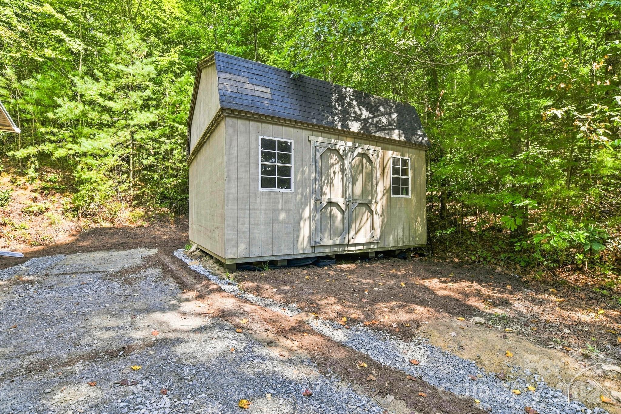 190 Pinewood Knoll Drive — Hendersonville