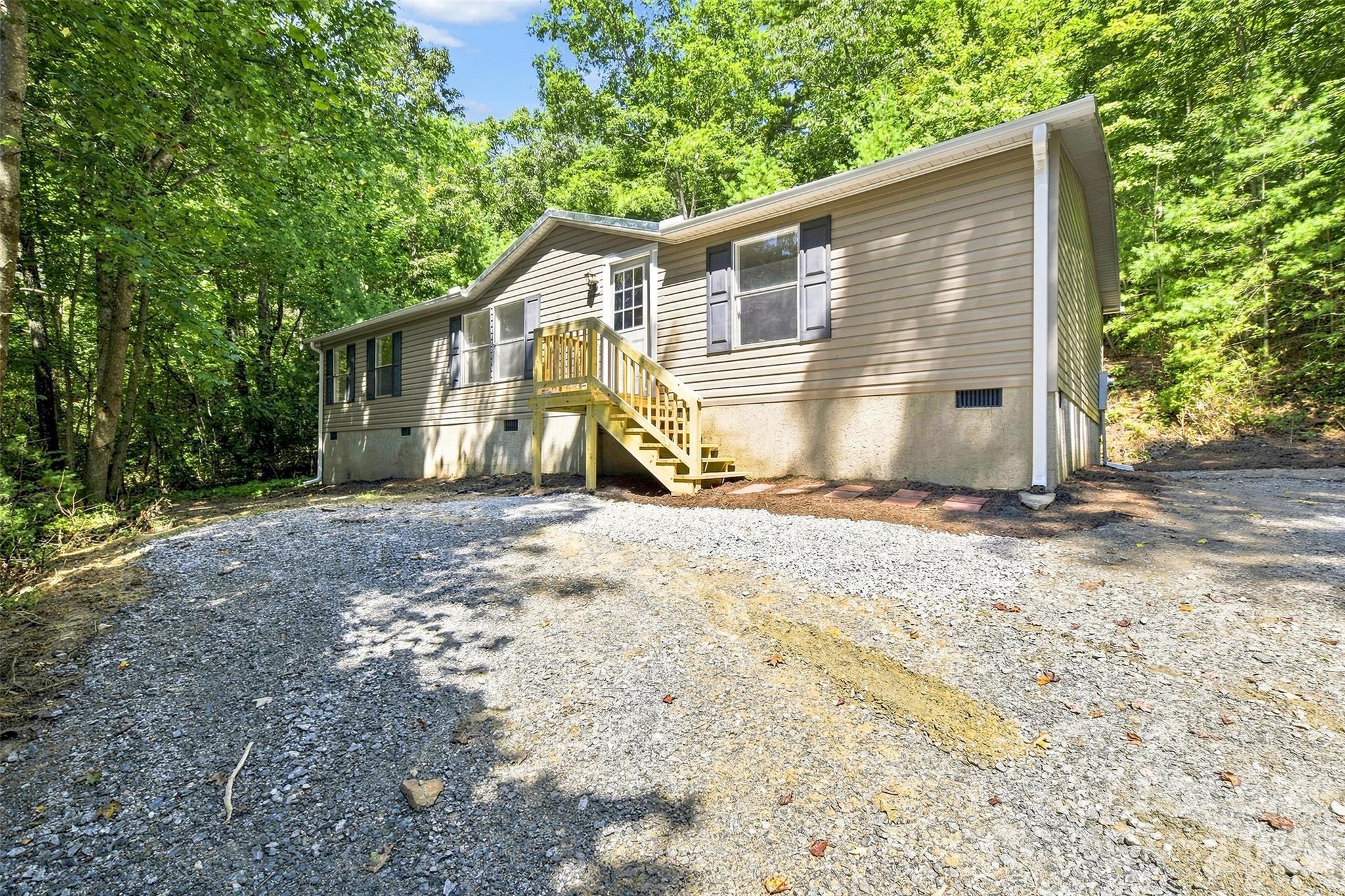 190 Pinewood Knoll Drive — Hendersonville