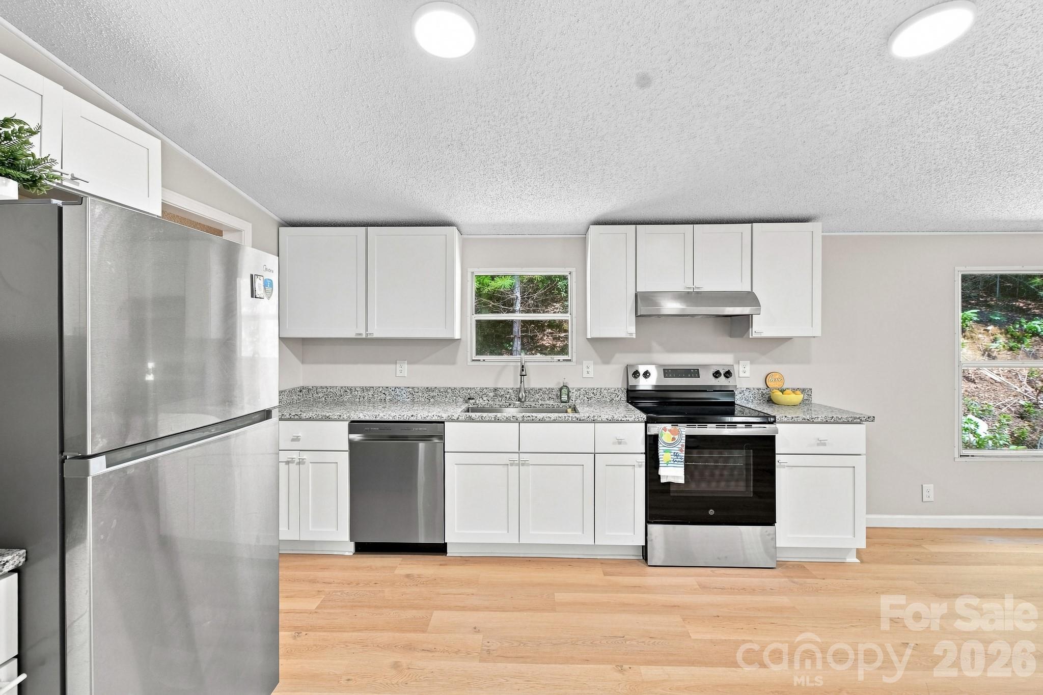 190 Pinewood Knoll Drive — Hendersonville
