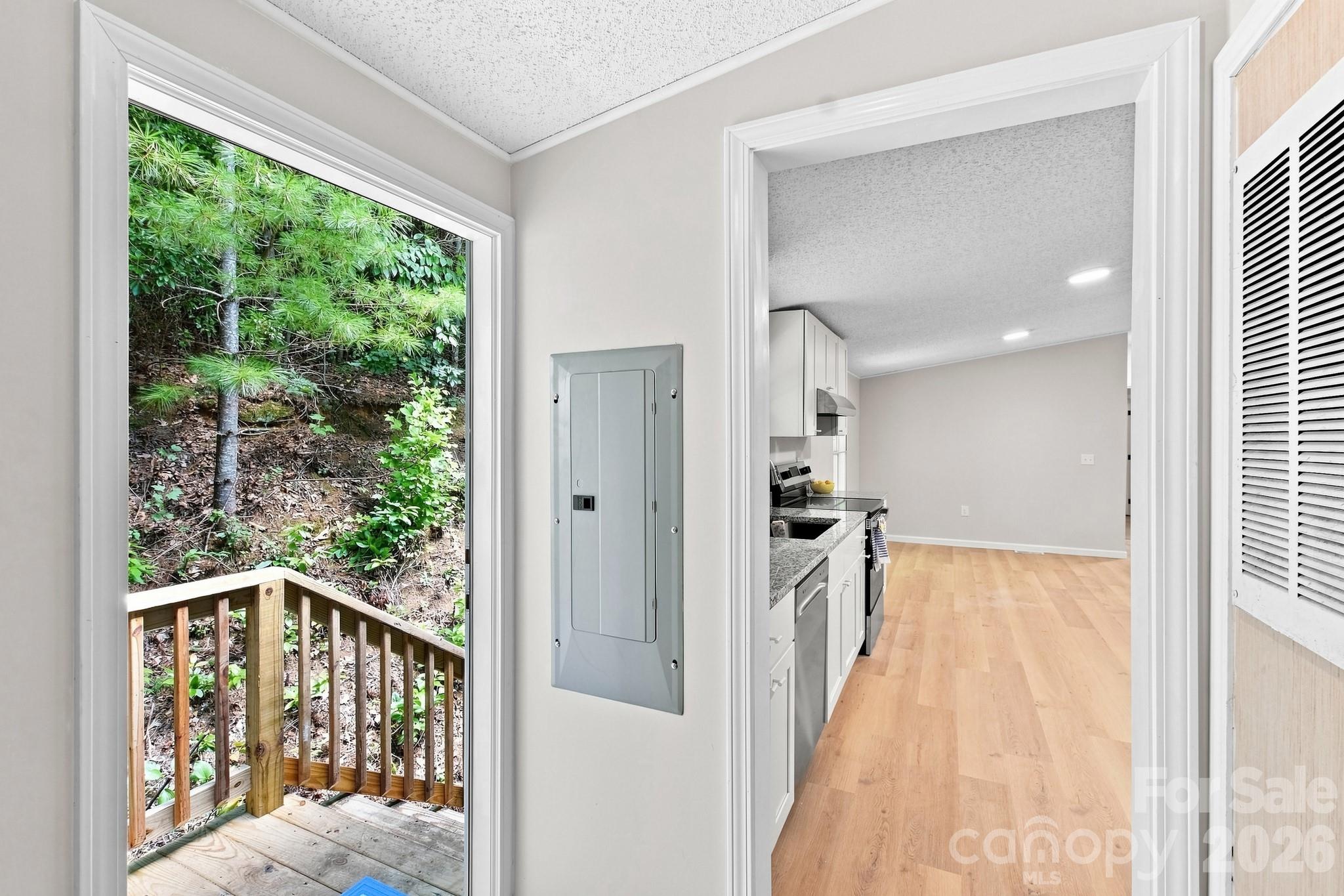 190 Pinewood Knoll Drive — Hendersonville