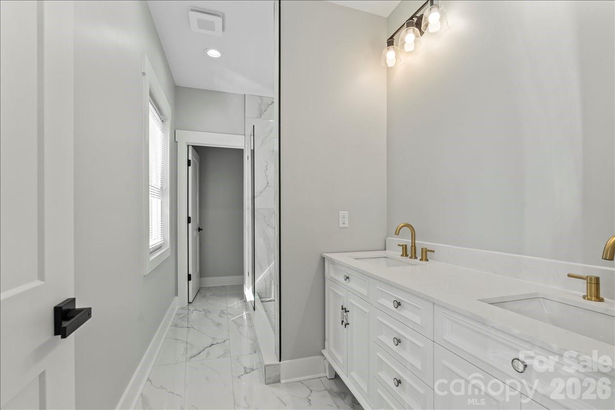 543 30th Avenue NW — Hickory