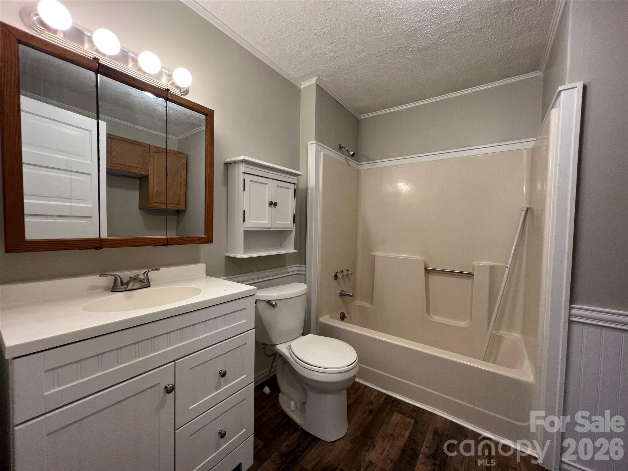 142 E Catawba Avenue — Mount Holly