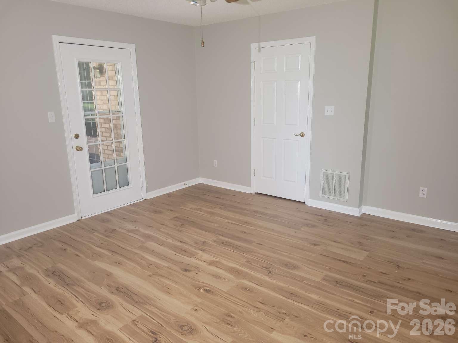 1275 Grady Lane — Hickory