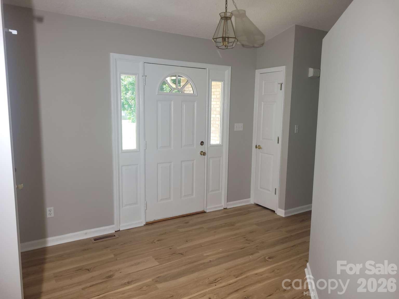 1275 Grady Lane — Hickory
