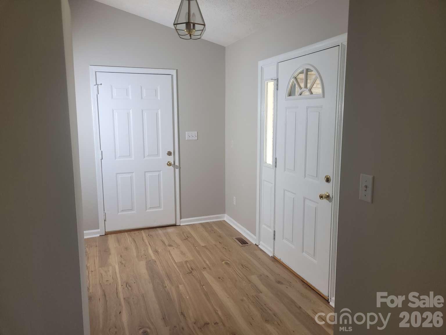1275 Grady Lane — Hickory