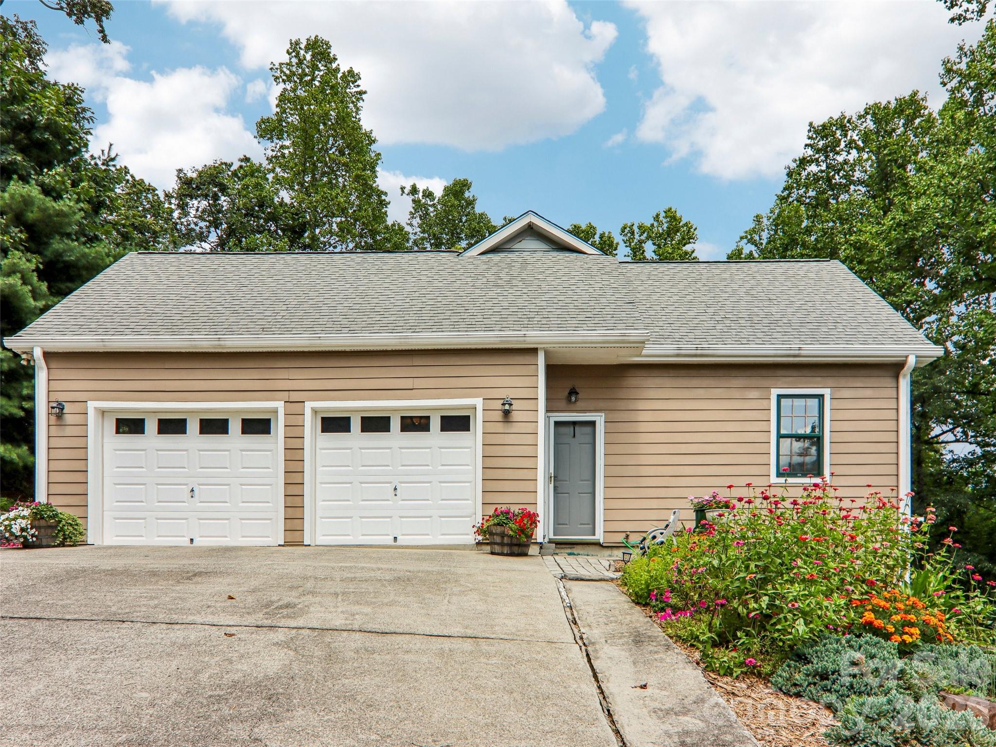 16 Hobe Crest — Hendersonville