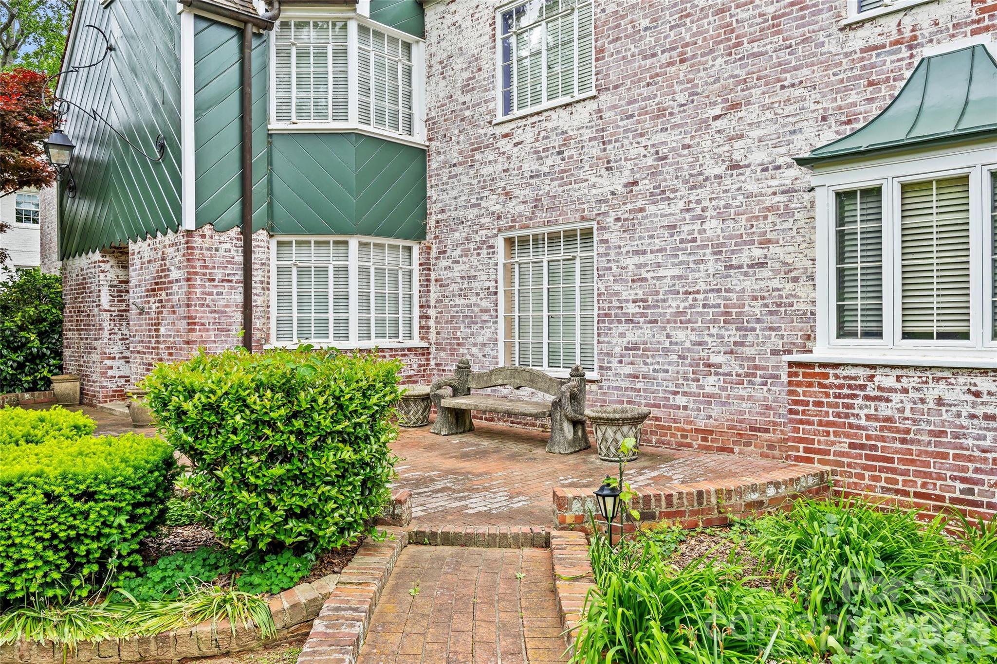 1858 Queens Road W — Charlotte