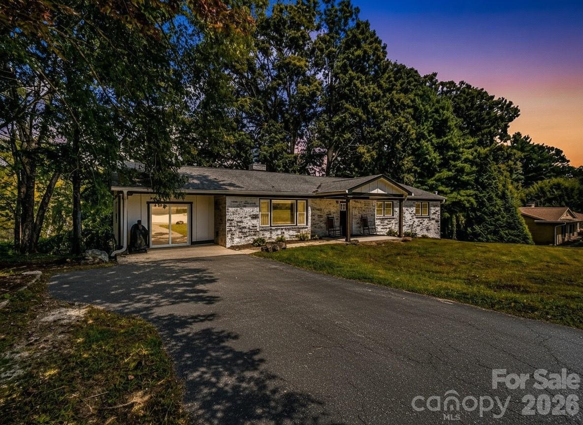 3208 Florida Drive — Hendersonville