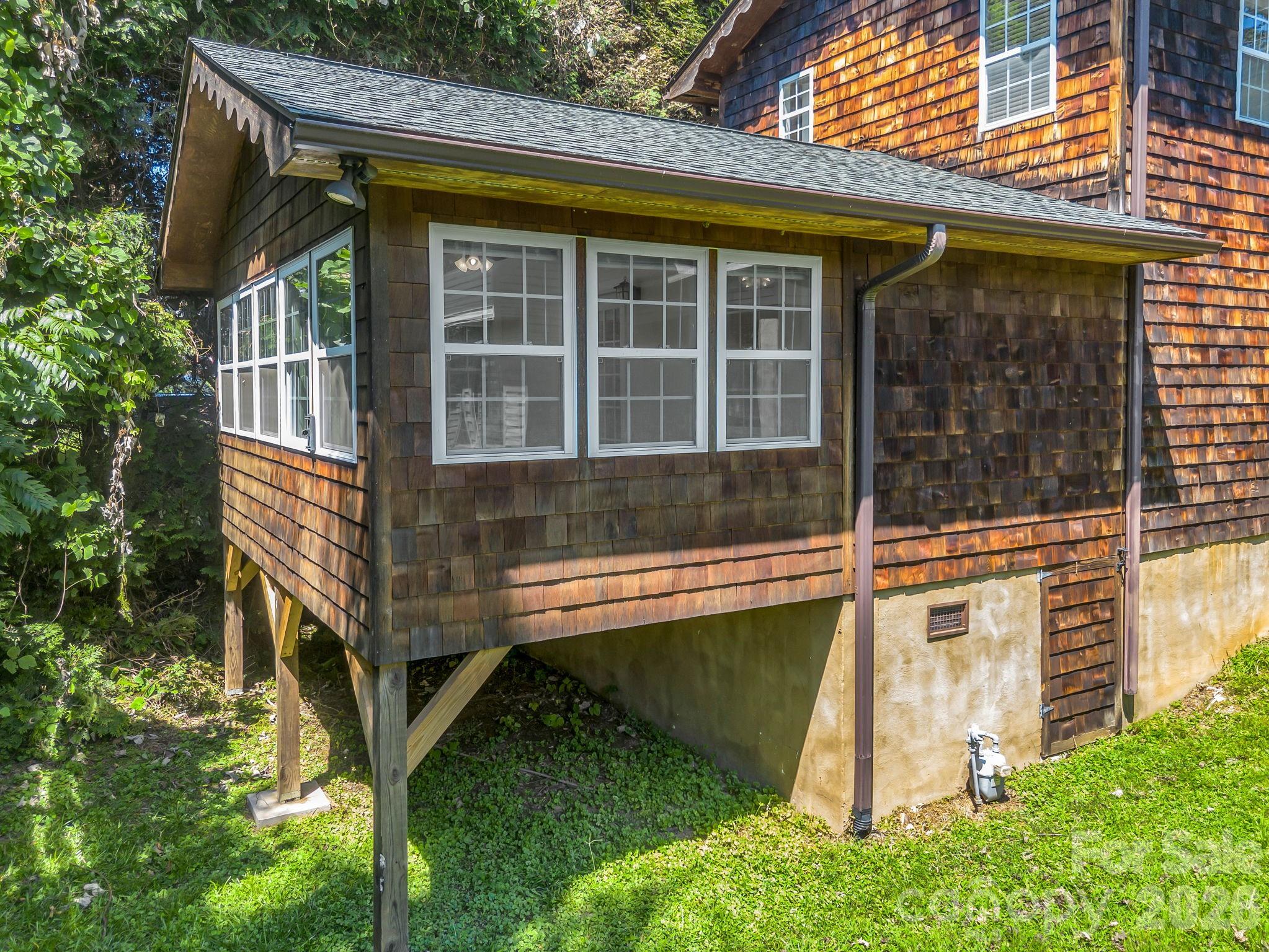 160 E Howard Street — Tryon