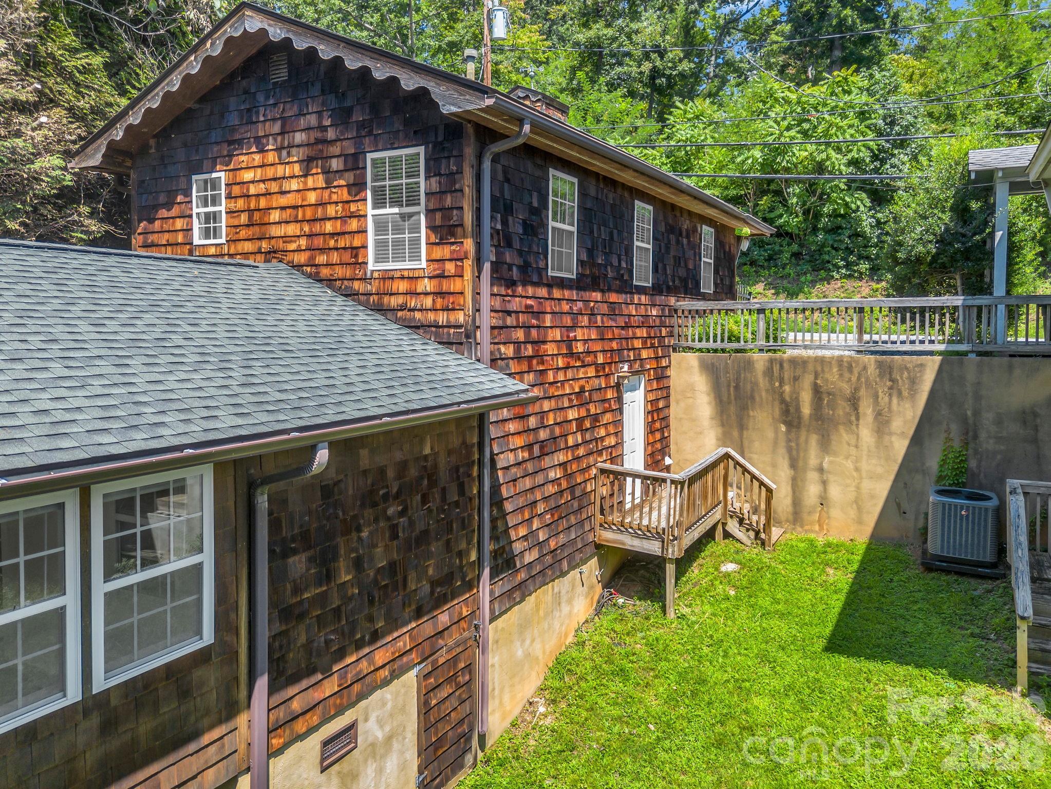 160 E Howard Street — Tryon