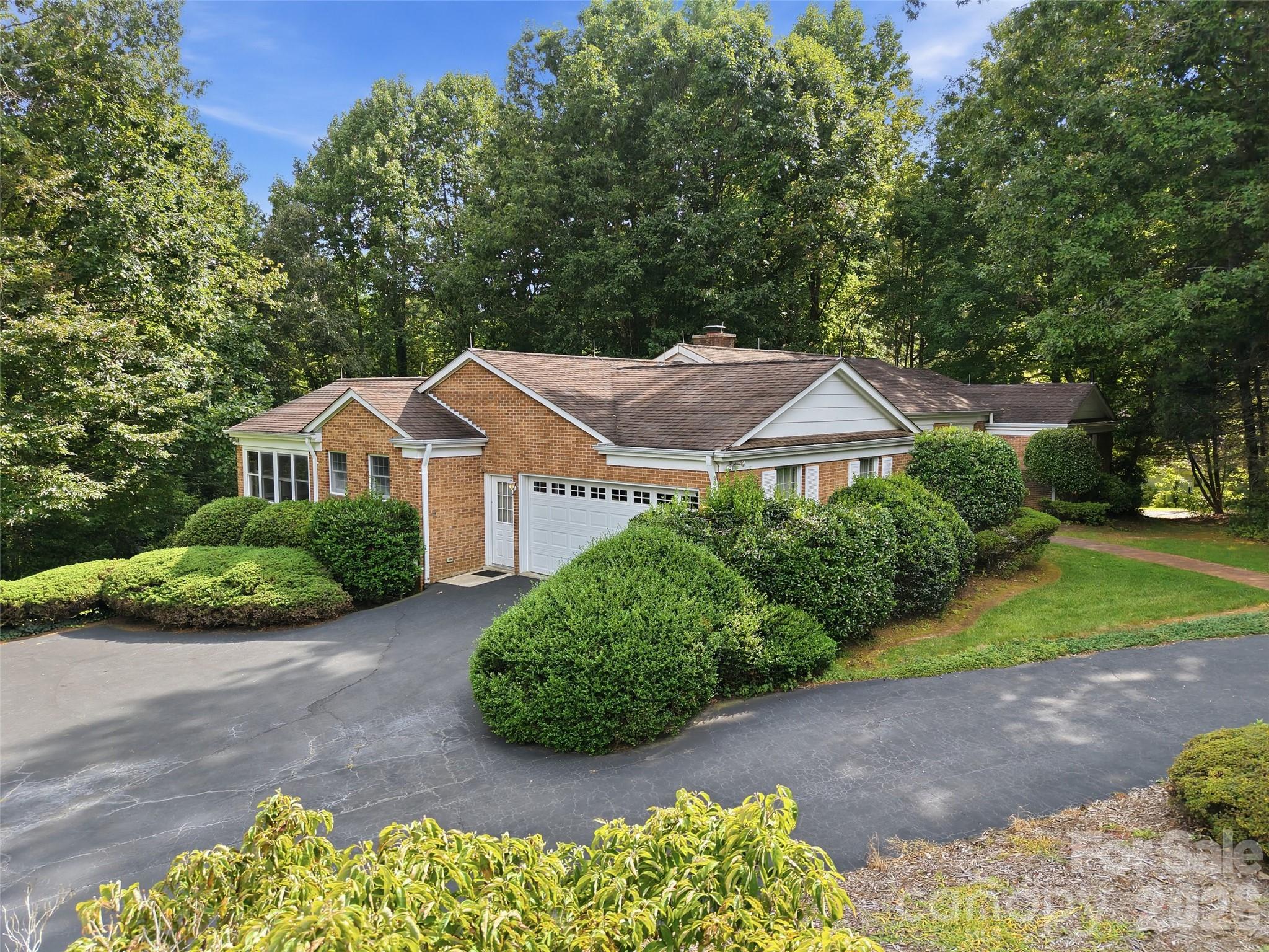 12 Legendary Road — Hendersonville