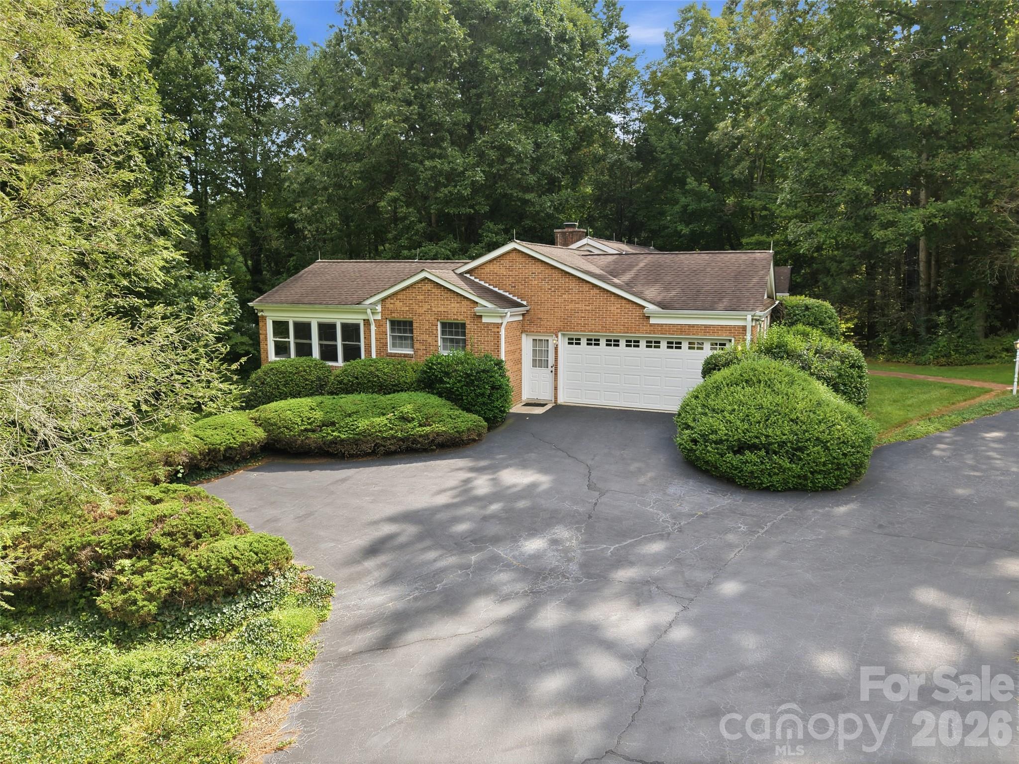 12 Legendary Road — Hendersonville