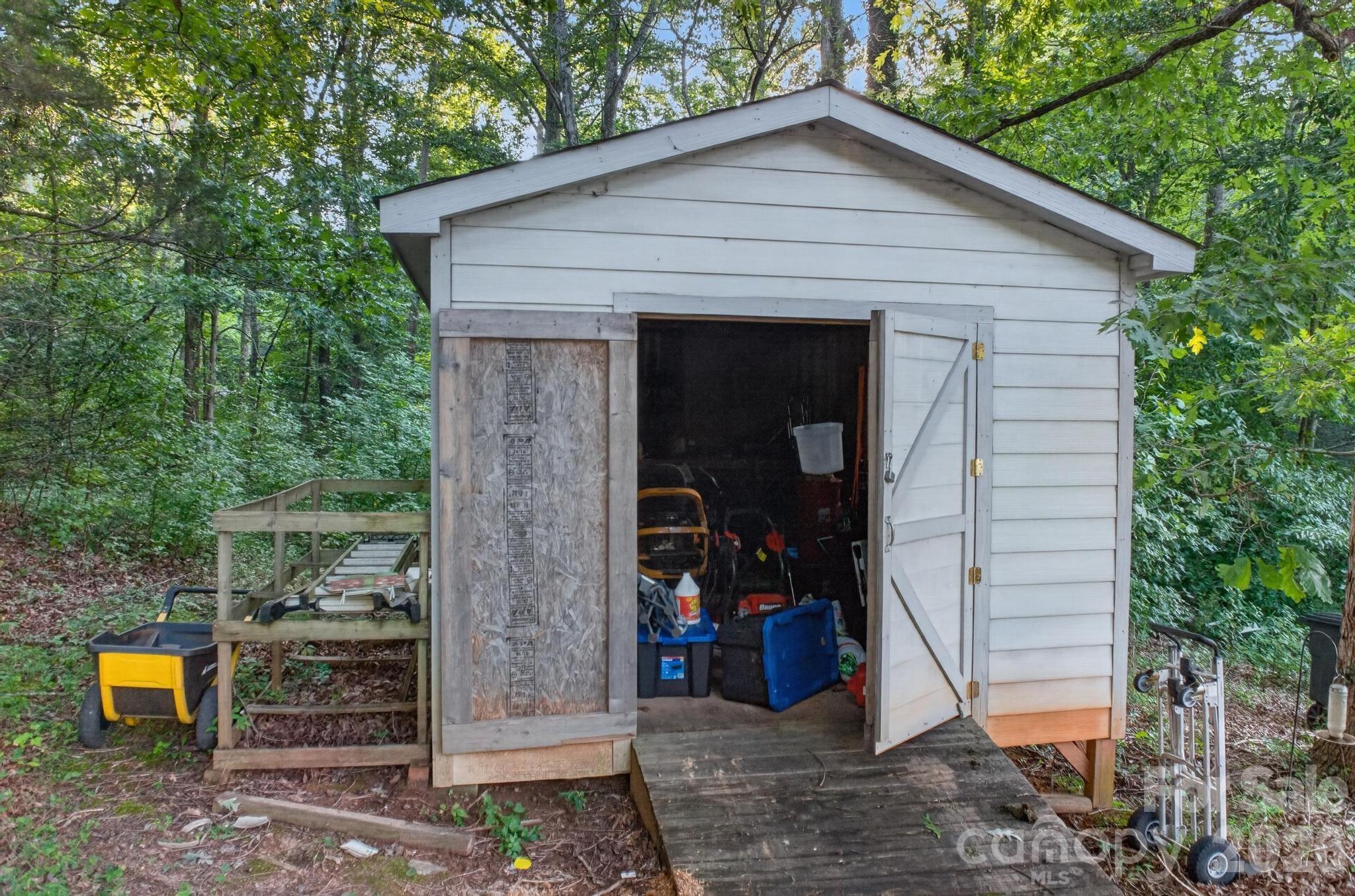 2437 S Rosedale Drive — Lenoir
