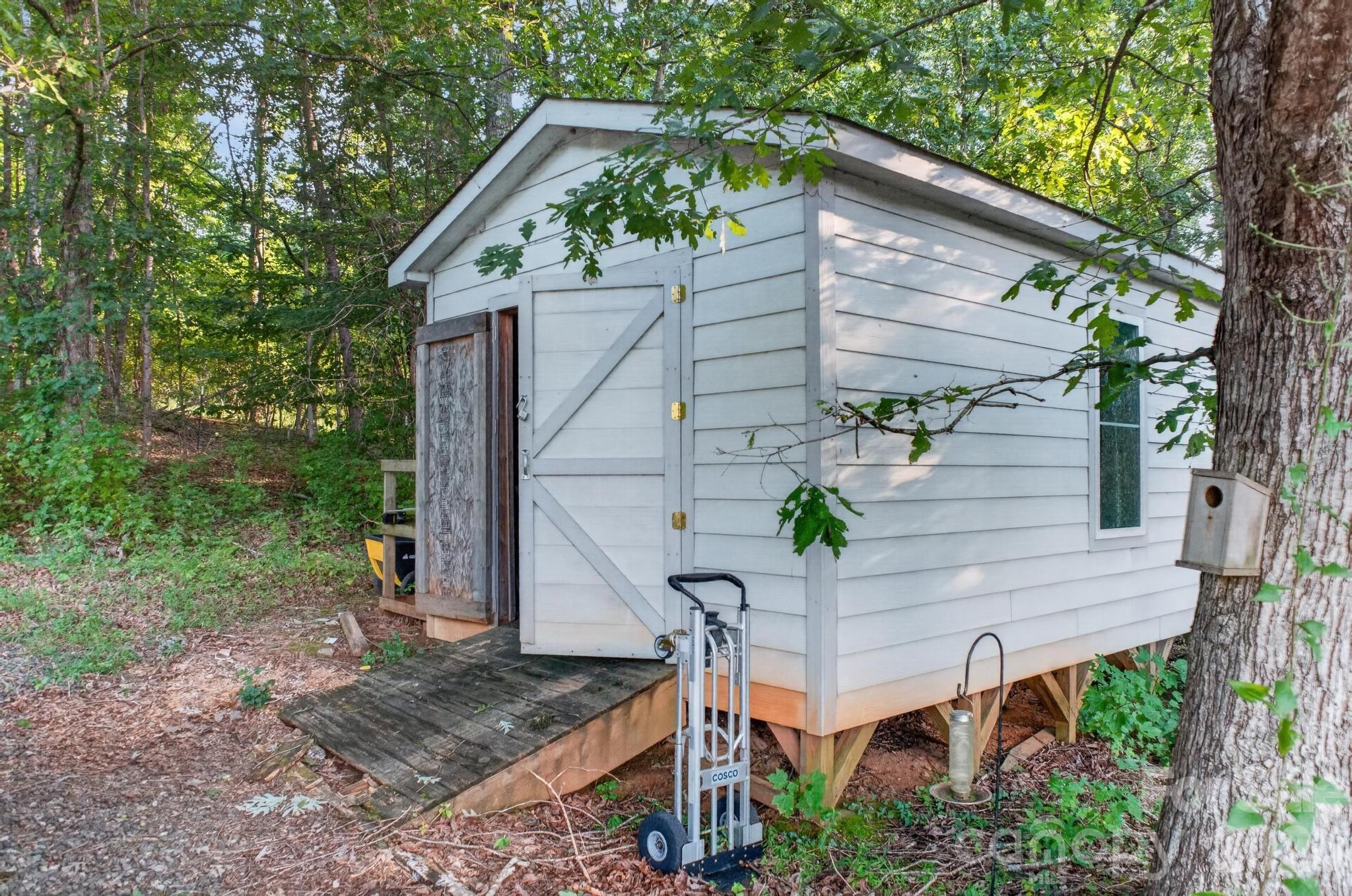 2437 S Rosedale Drive — Lenoir