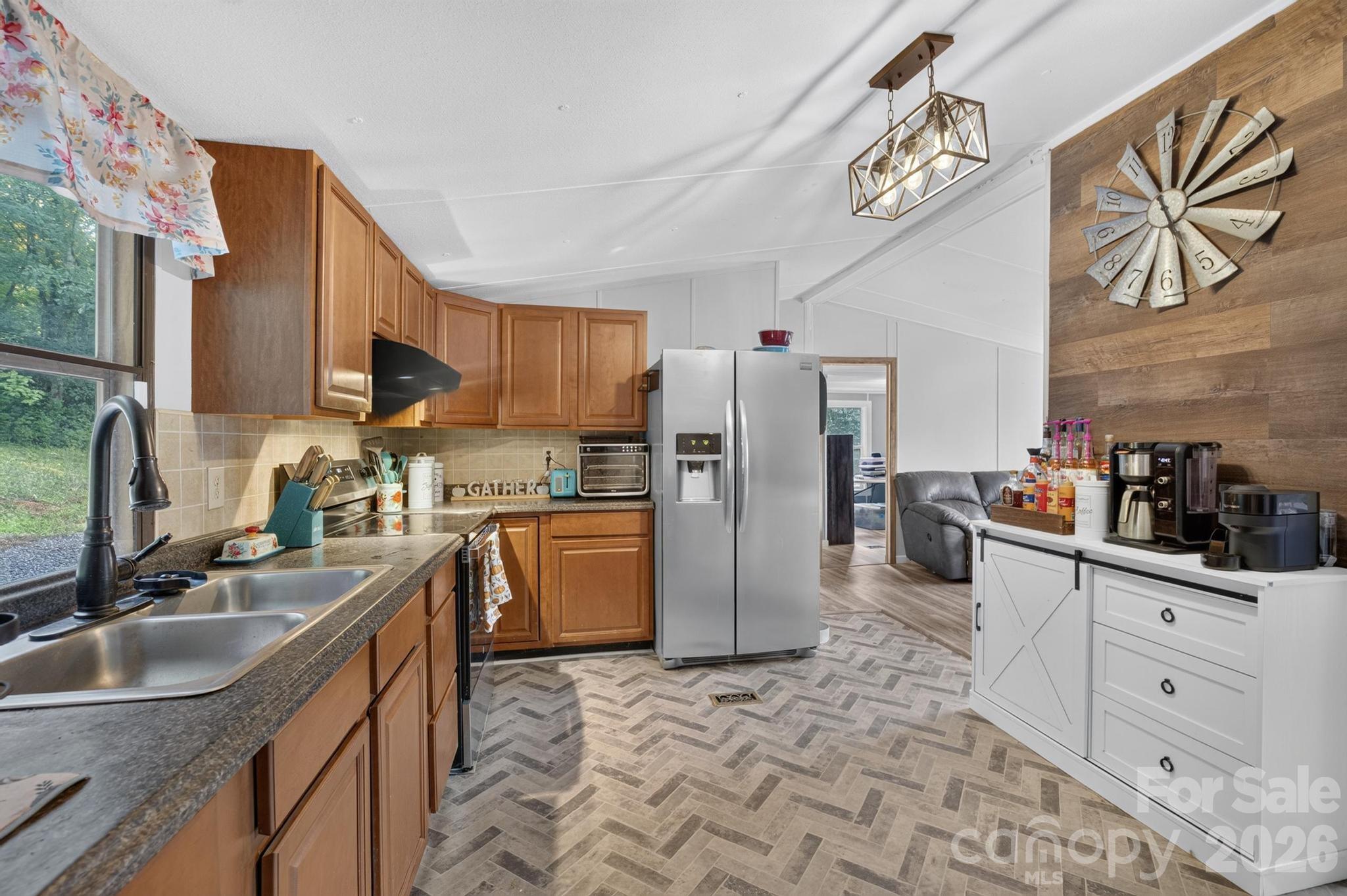 2437 S Rosedale Drive — Lenoir