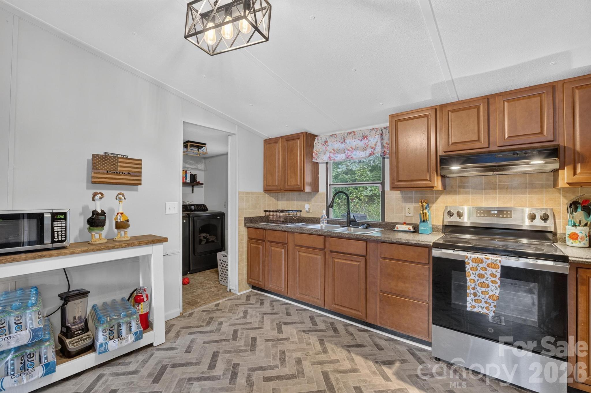2437 S Rosedale Drive — Lenoir