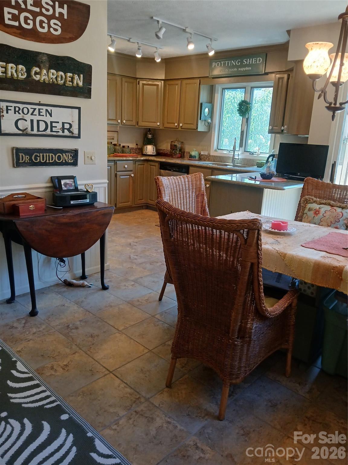 304 red oak Drive — Hendersonville