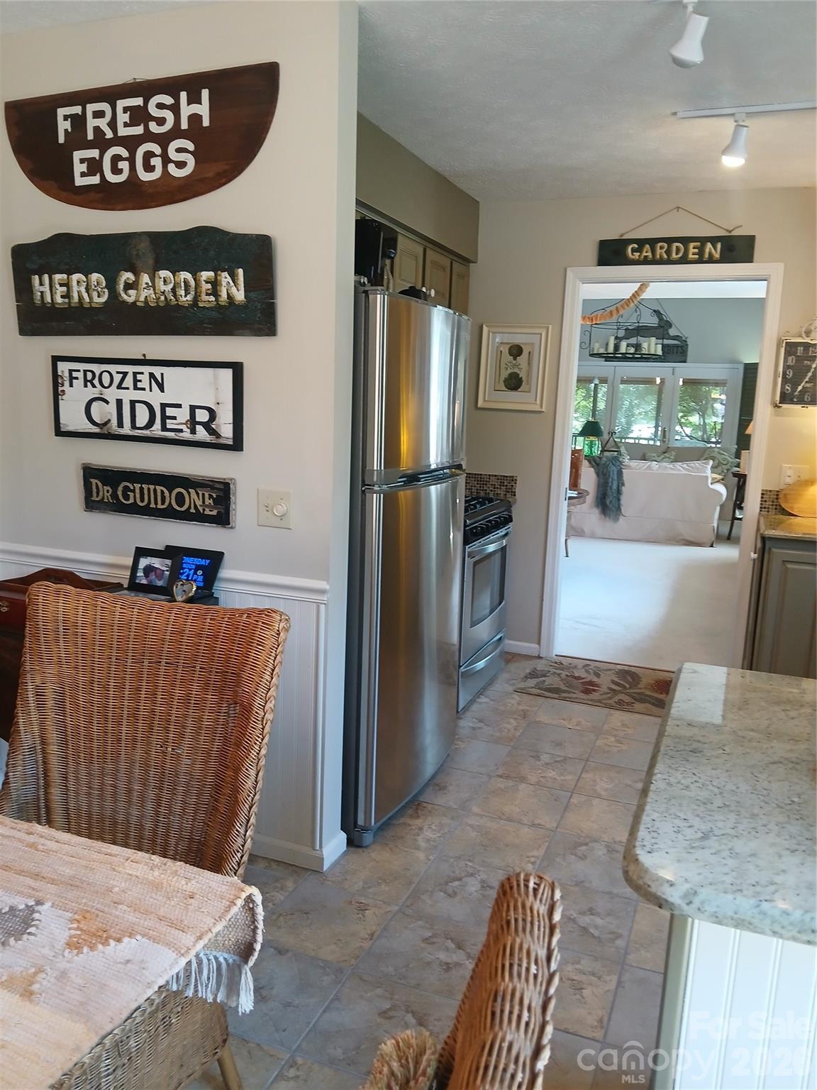 304 red oak Drive — Hendersonville