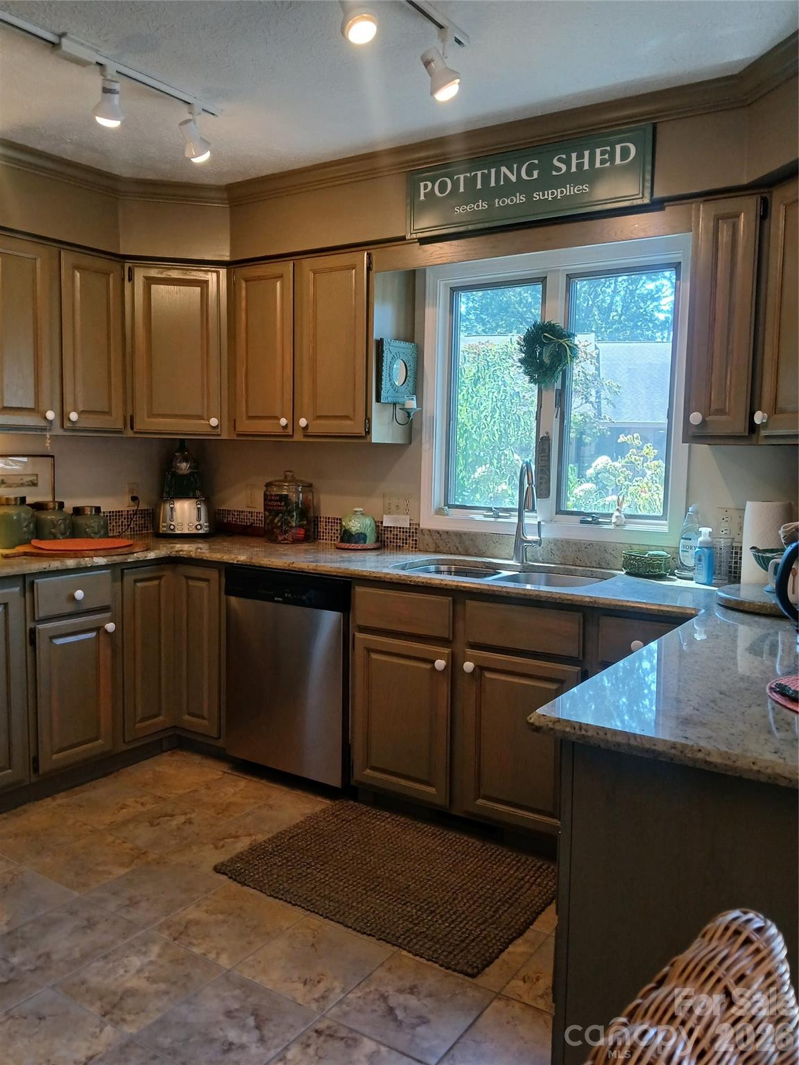 304 red oak Drive — Hendersonville