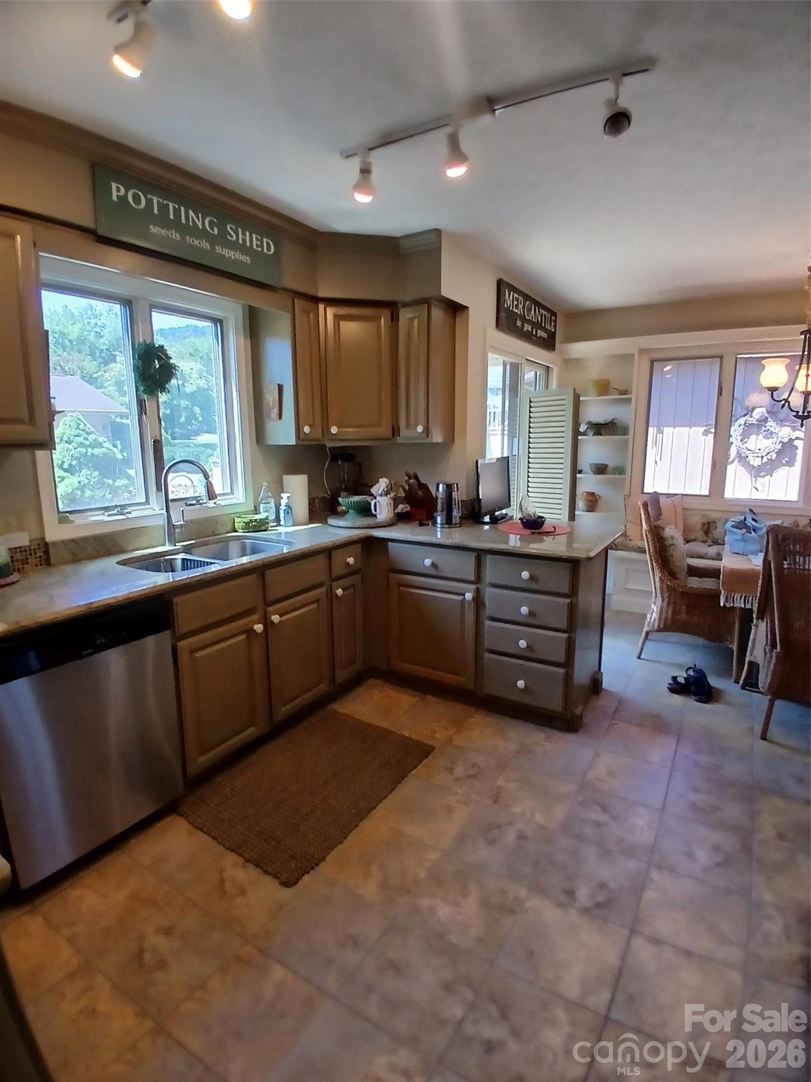 304 red oak Drive — Hendersonville