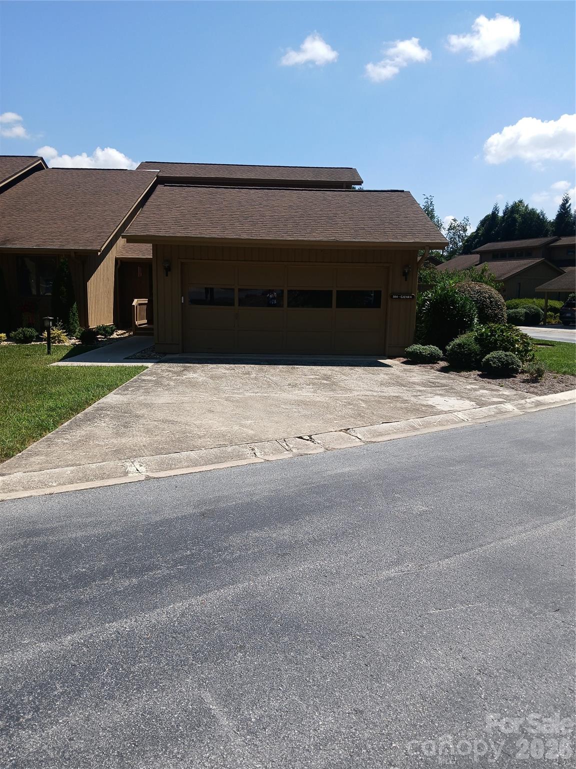 304 red oak Drive — Hendersonville