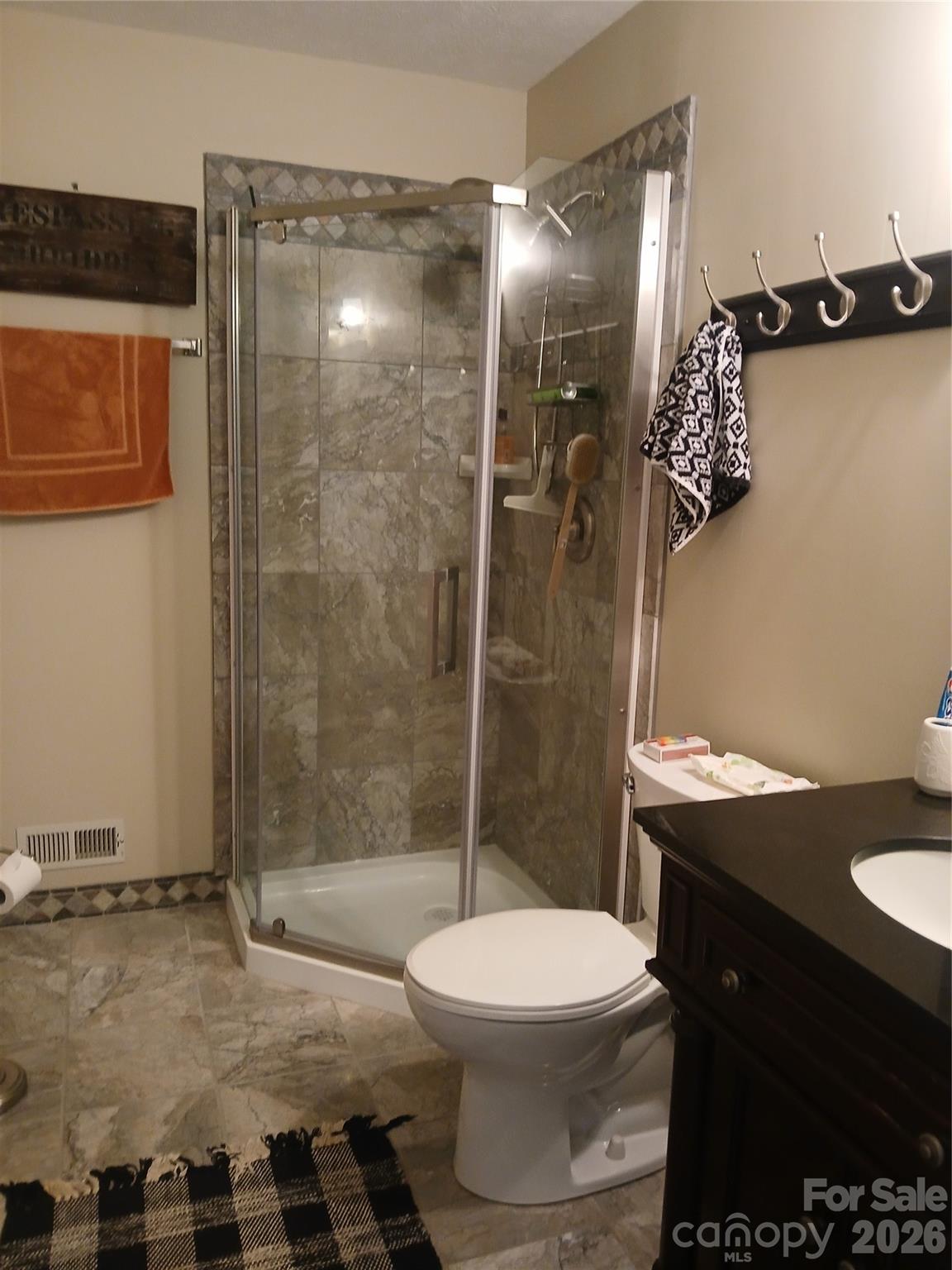 304 red oak Drive — Hendersonville