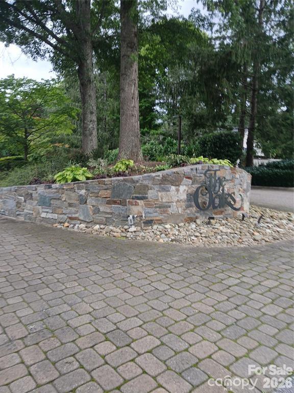 304 red oak Drive — Hendersonville