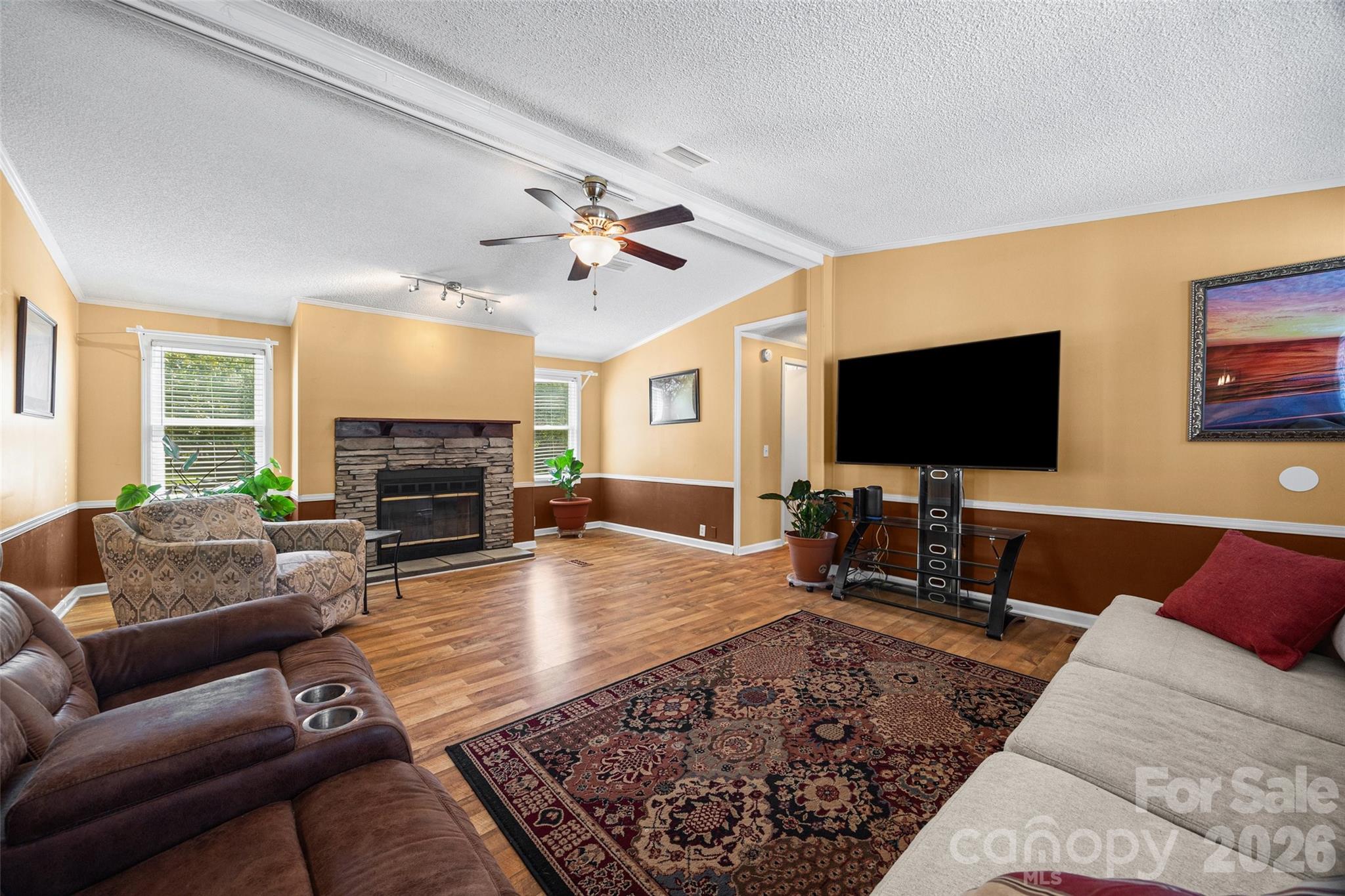 6215 Barclay Lane — Clover