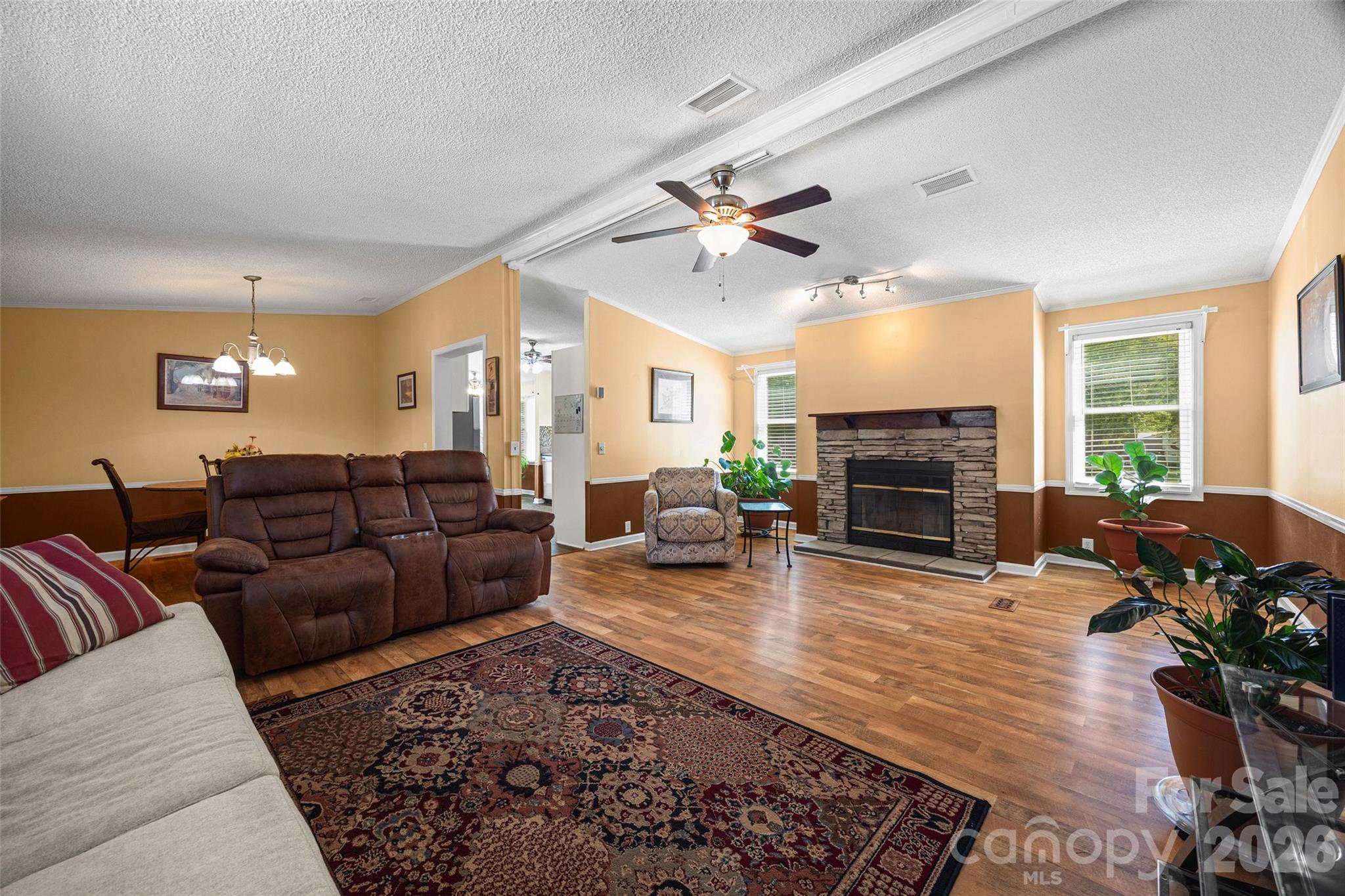 6215 Barclay Lane — Clover