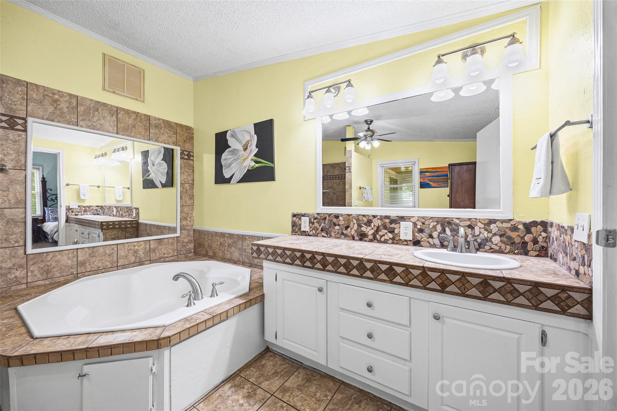 6215 Barclay Lane — Clover