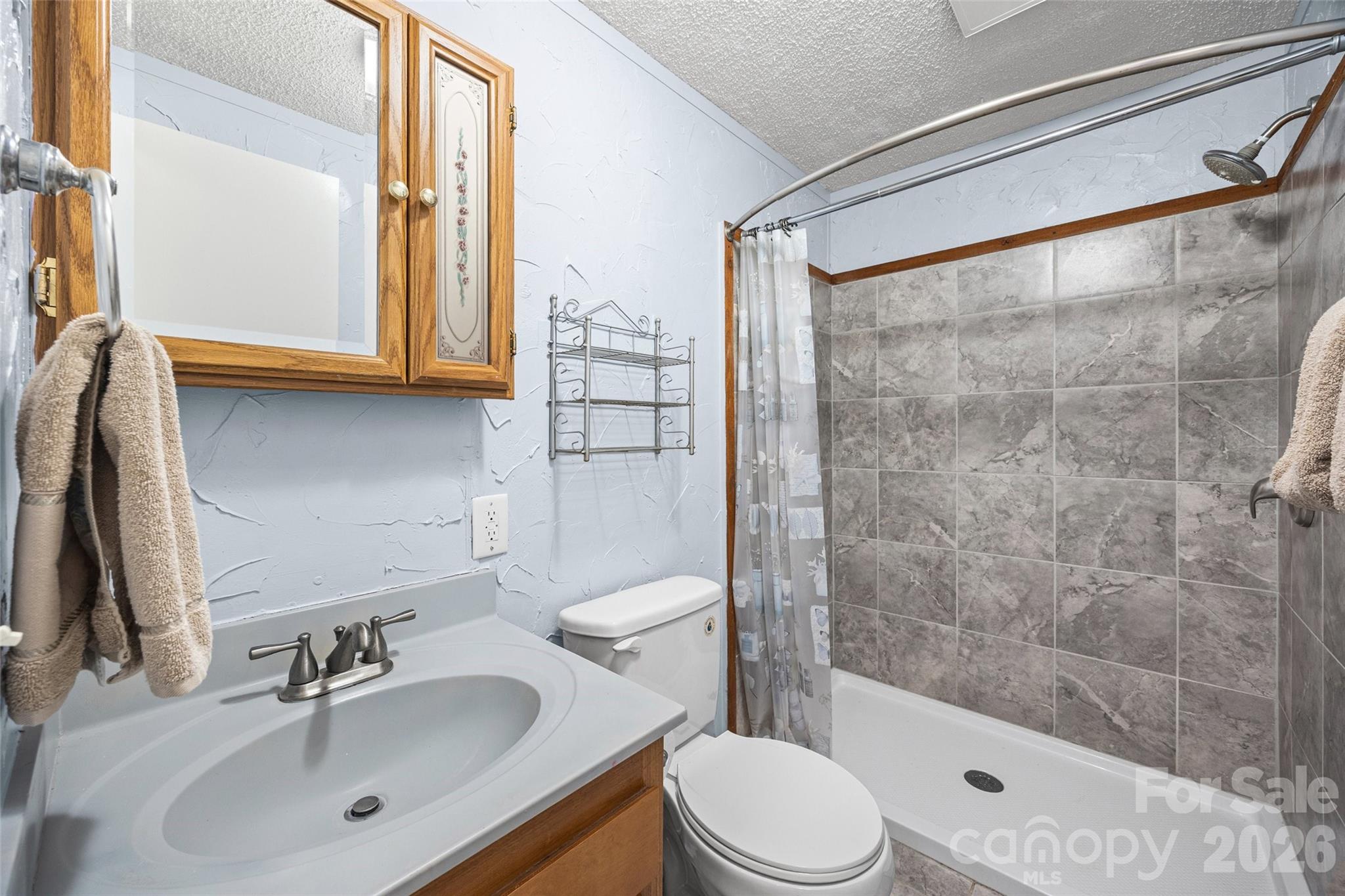 6215 Barclay Lane — Clover