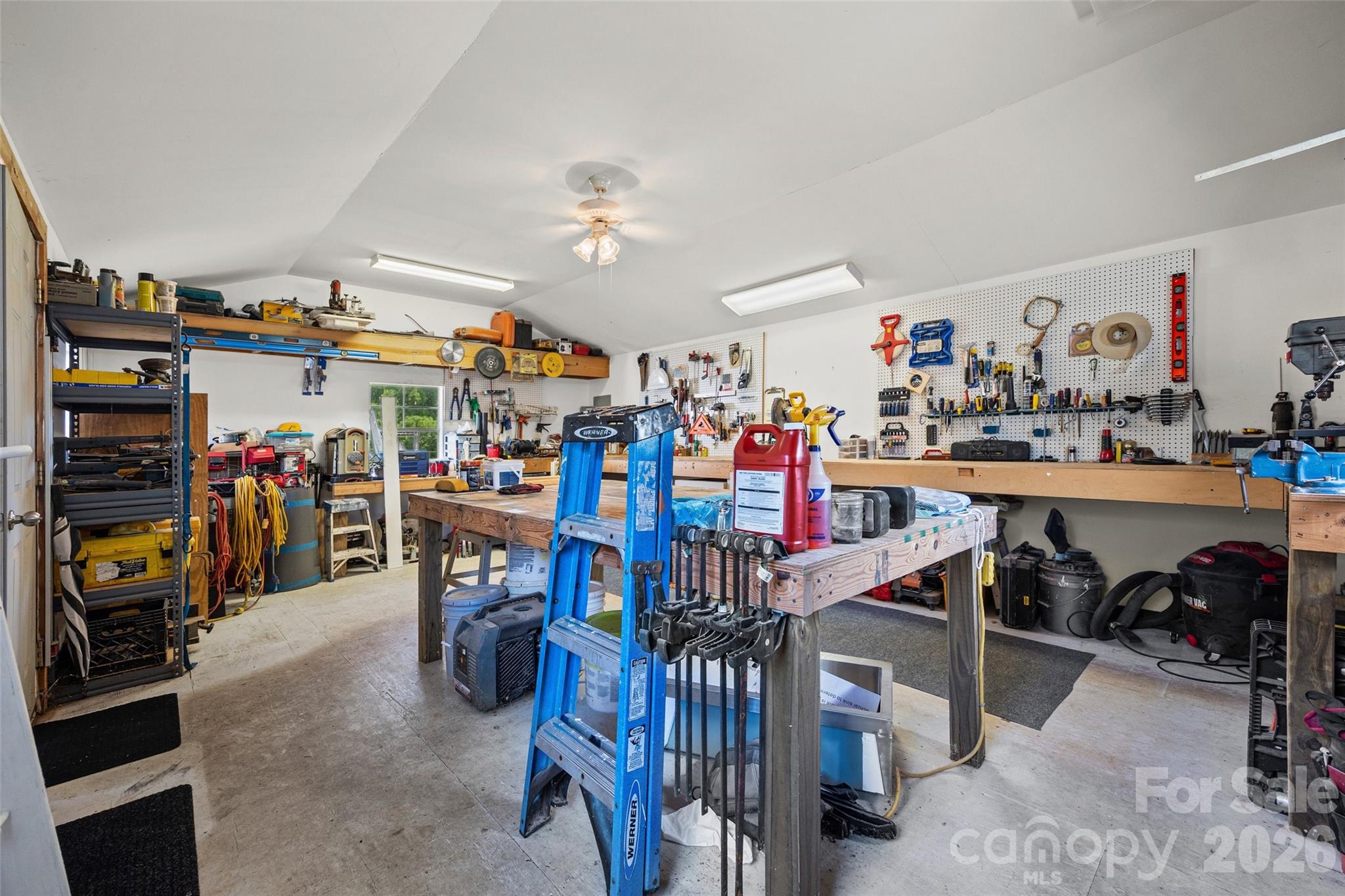 6215 Barclay Lane — Clover