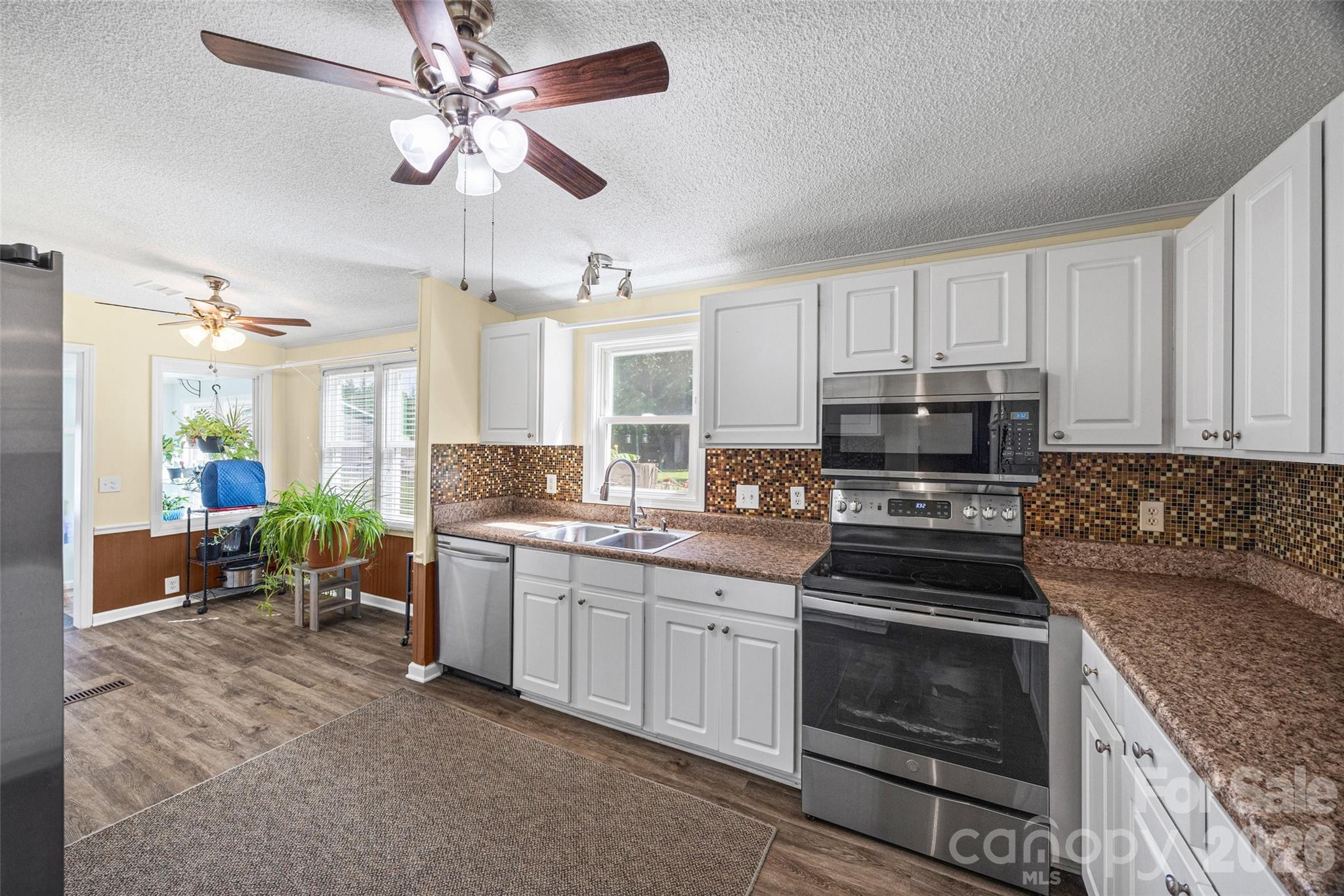 6215 Barclay Lane — Clover