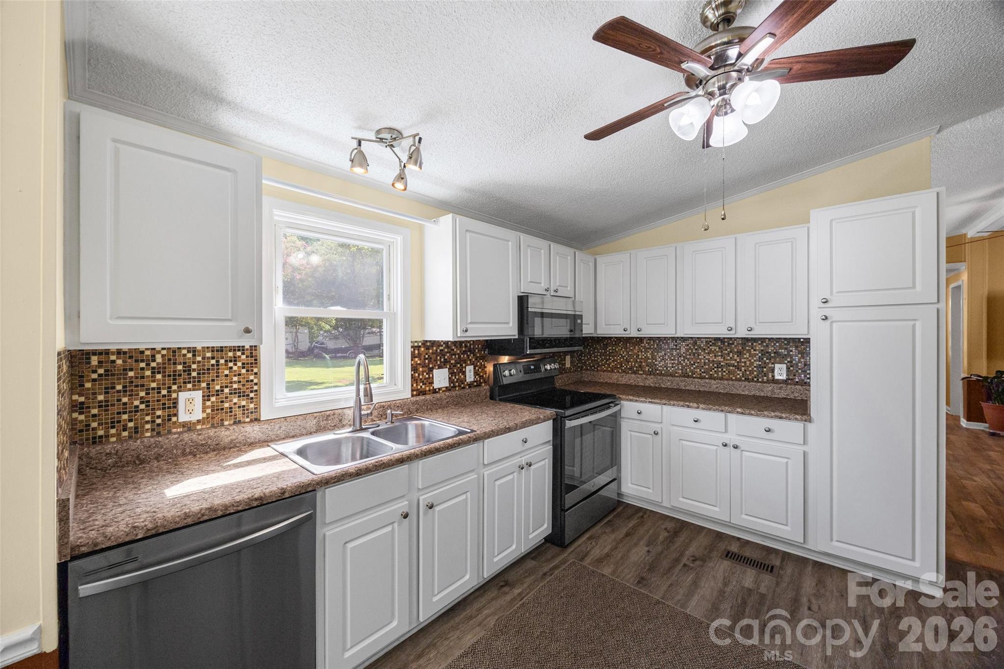 6215 Barclay Lane — Clover