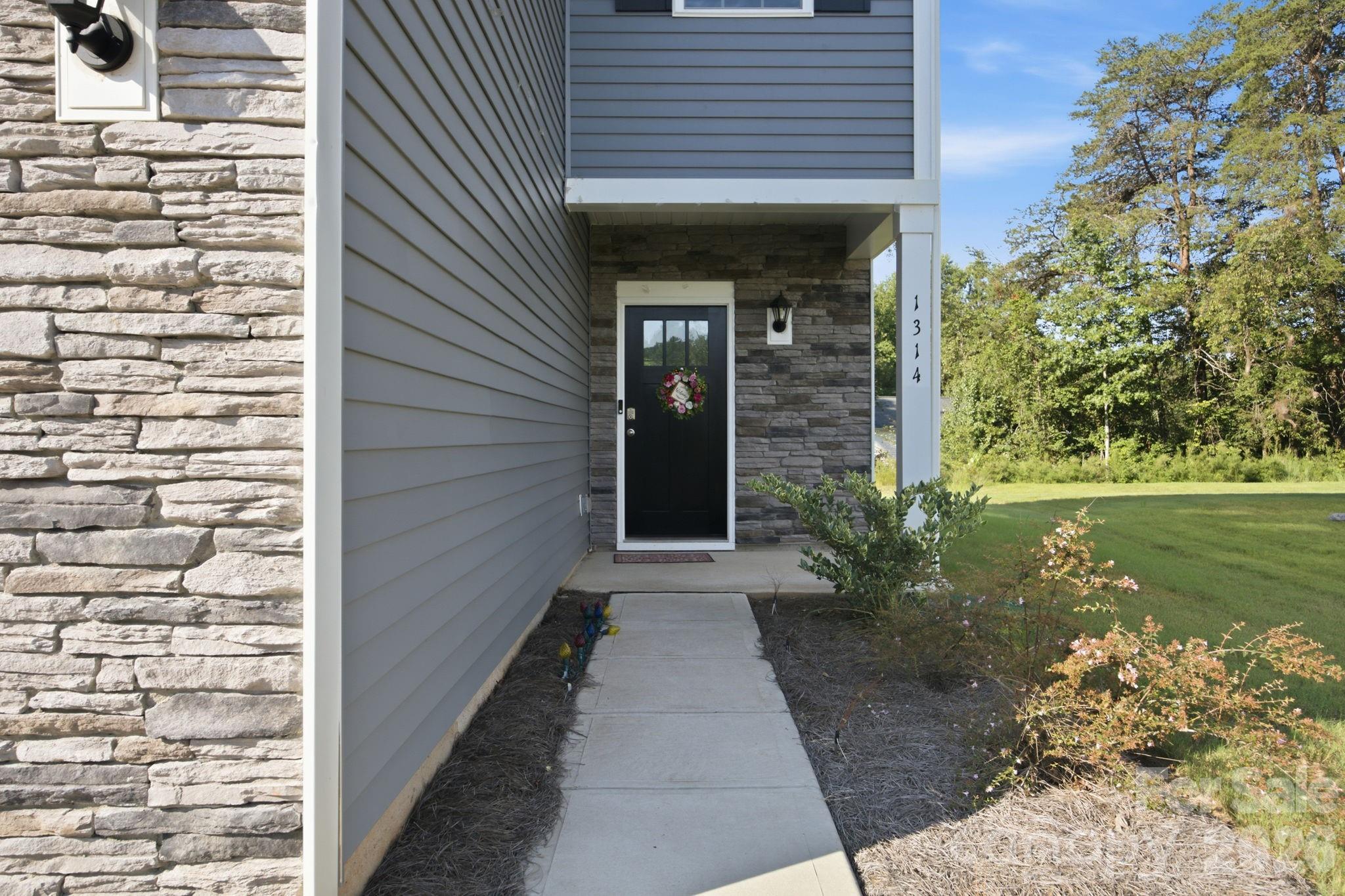 1314 37th Avenue Lane NE — Hickory