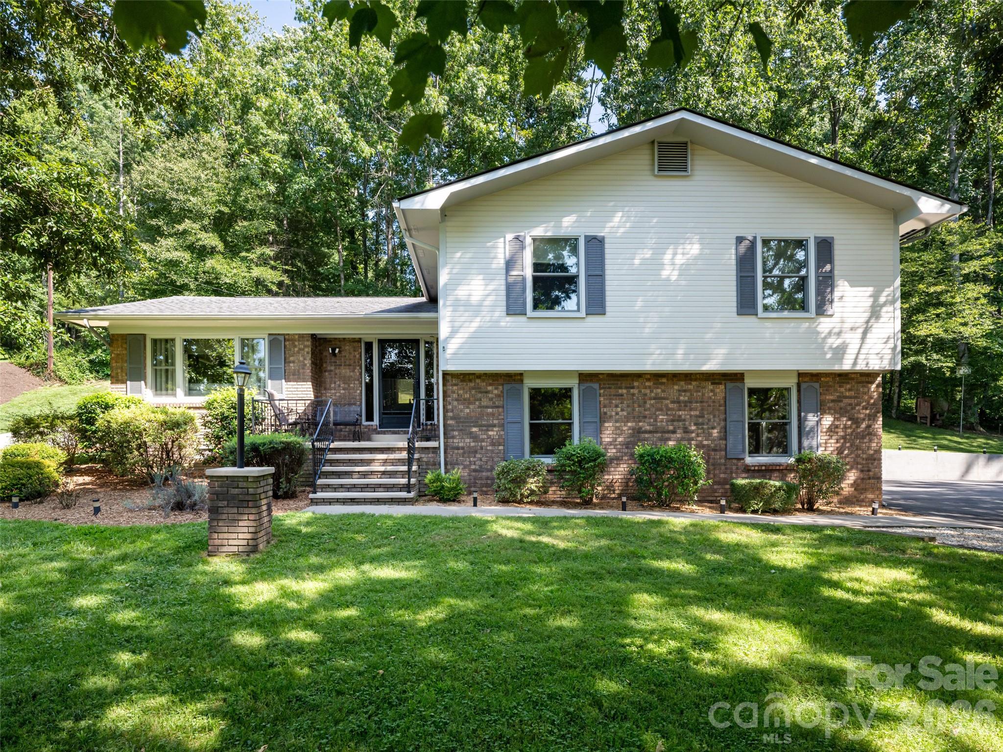 1 Morris Drive — Weaverville