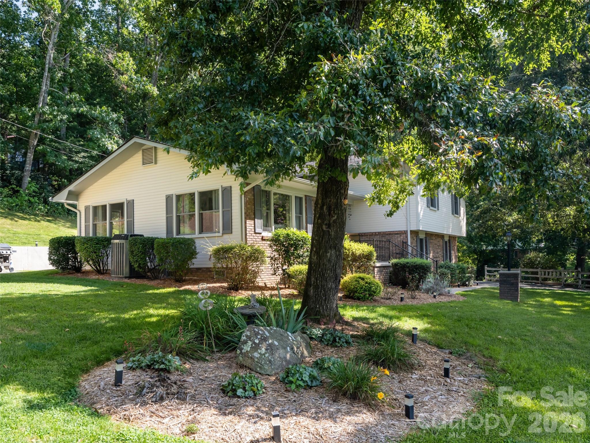 1 Morris Drive — Weaverville