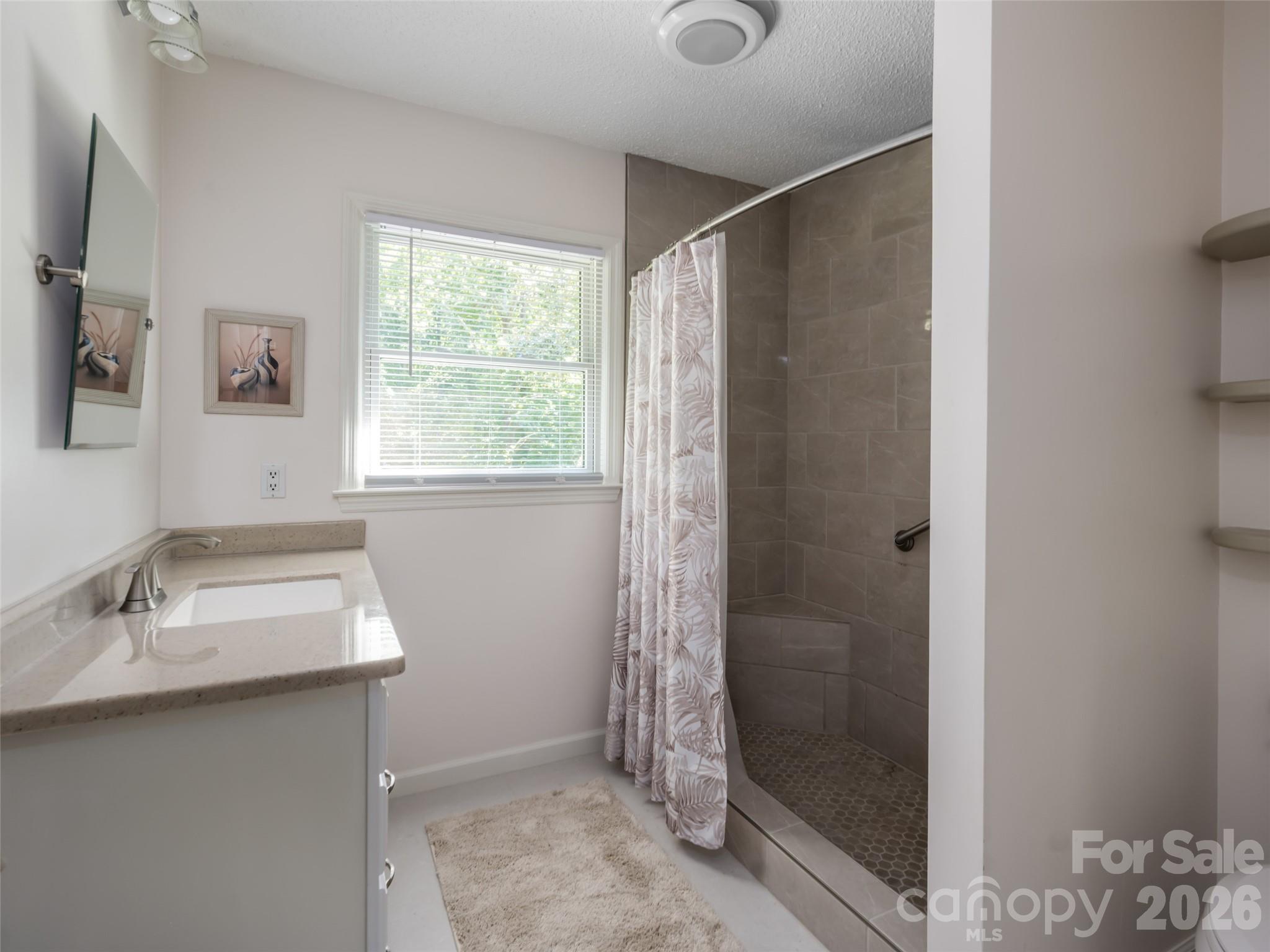 1 Morris Drive — Weaverville