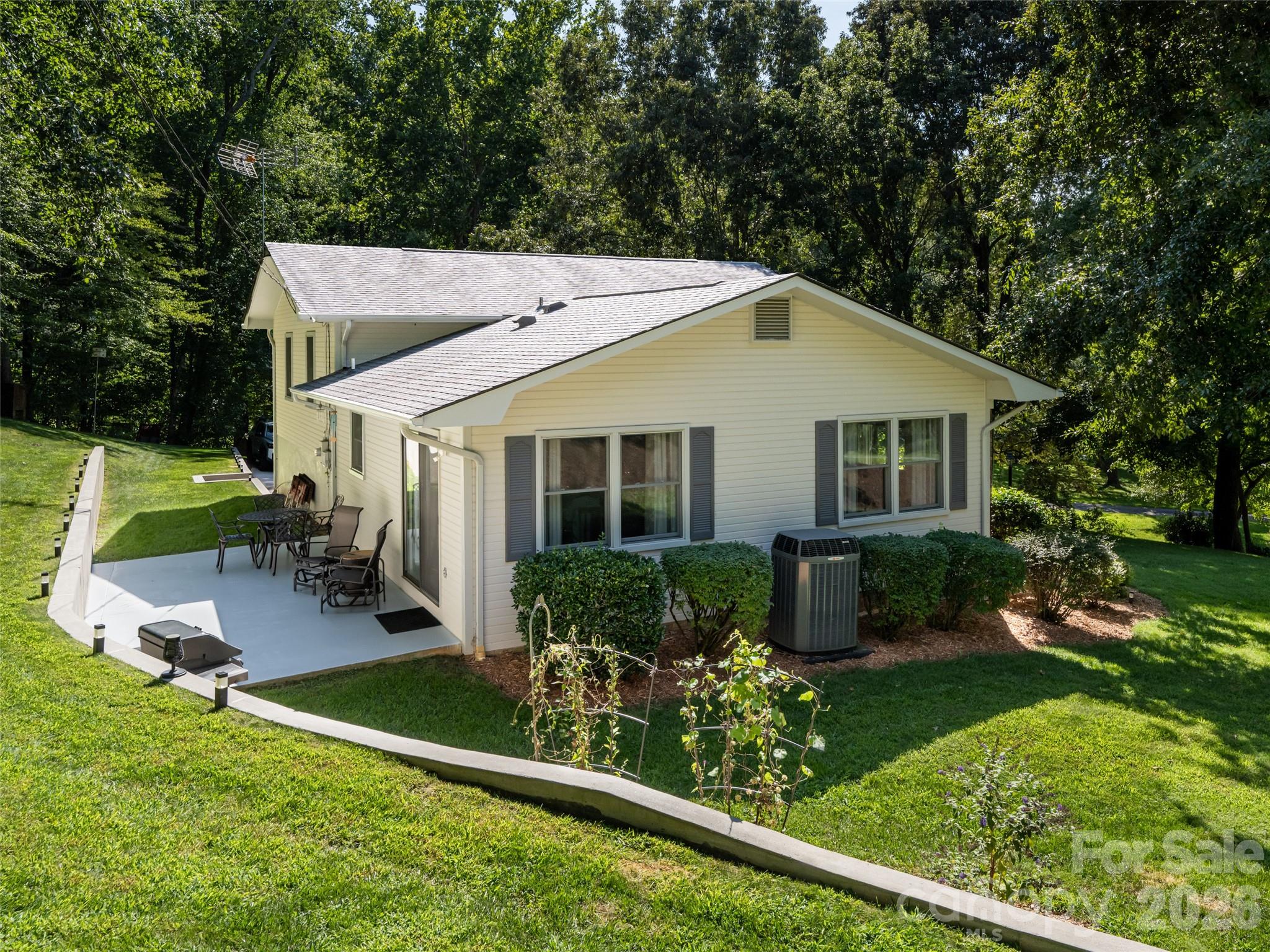 1 Morris Drive — Weaverville
